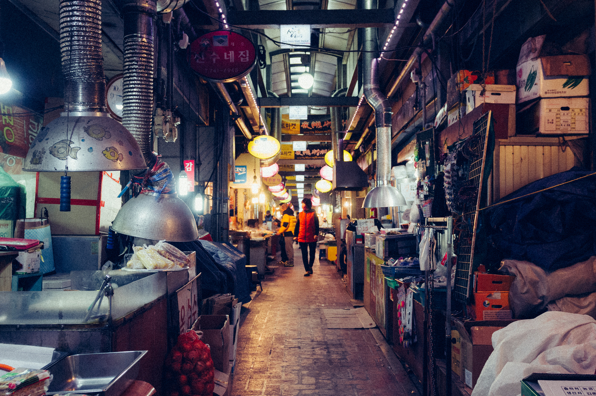 Nikon AF-S Nikkor 24-70mm F2.8G ED sample photo. Old marketplace photography