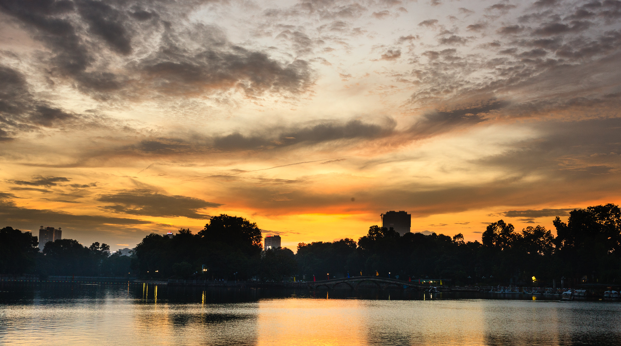 Canon EOS-1Ds Mark III sample photo. Sunset on the lake photography