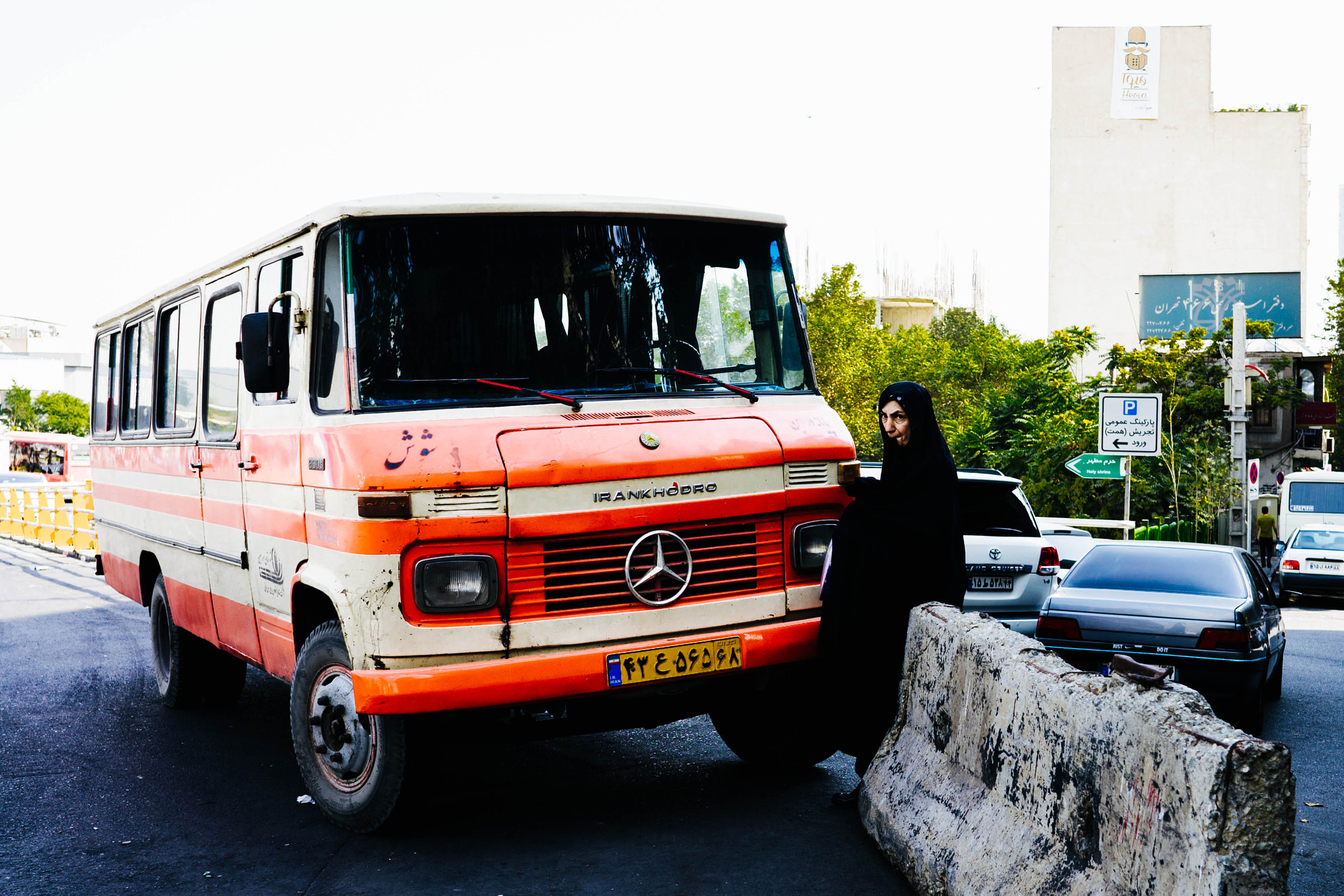 Sony FE 28mm F2 sample photo. The old bus photography