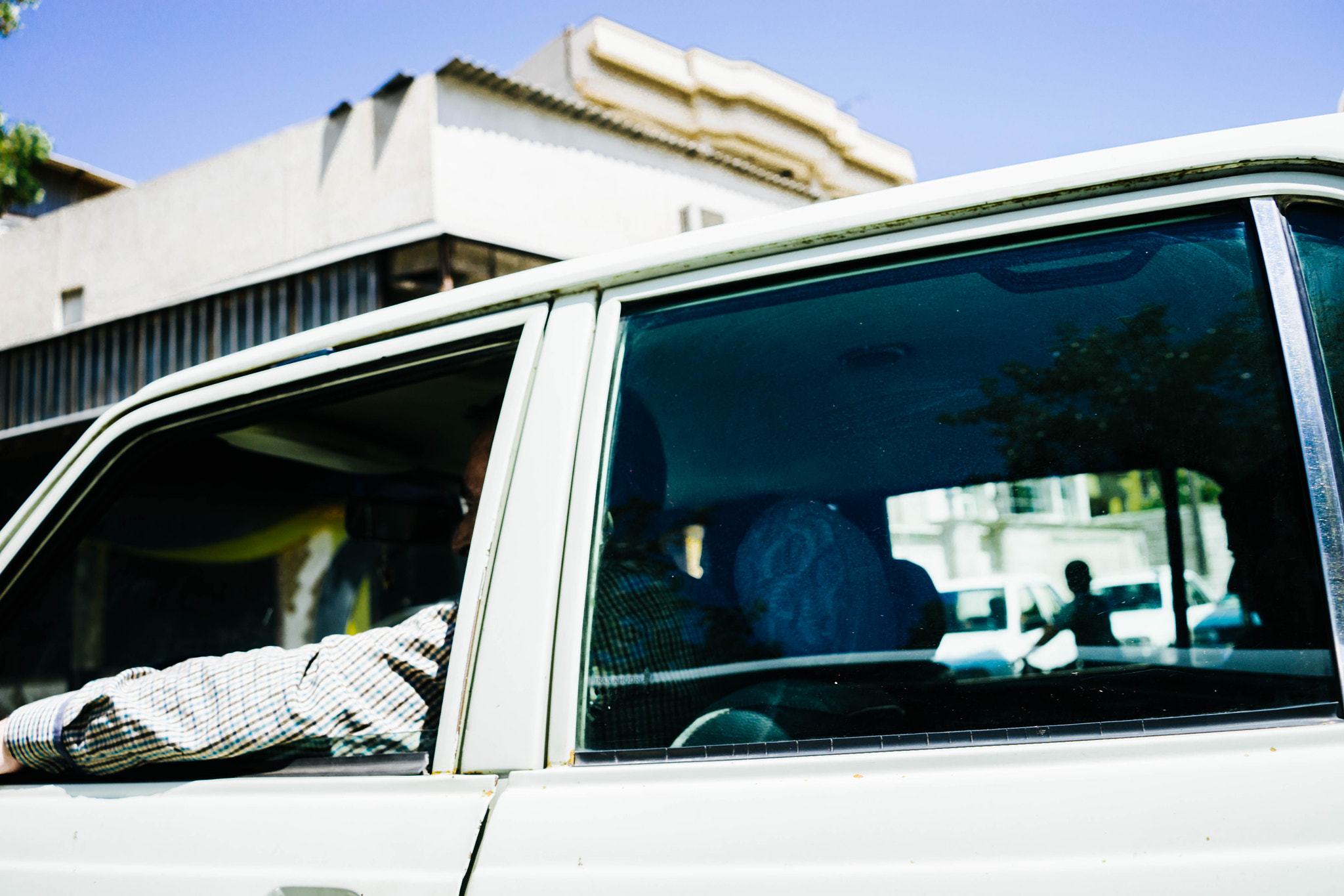 Sony a7 + Sony FE 28mm F2 sample photo. Kid in the window photography