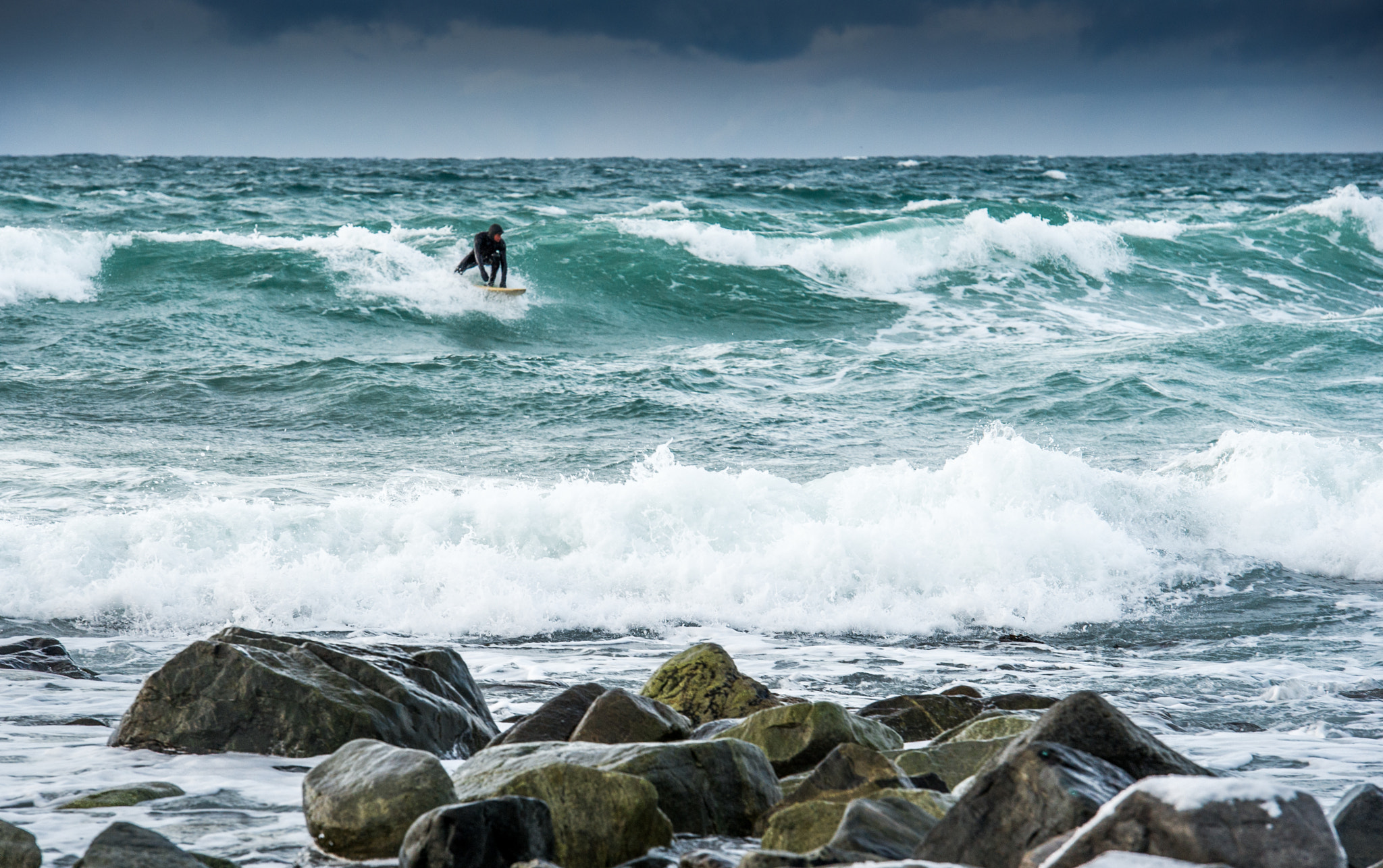 Nikon D3S + Nikon AF-S Nikkor 70-200mm F2.8G ED VR II sample photo. Surfriding on cold waves /lofoten photography