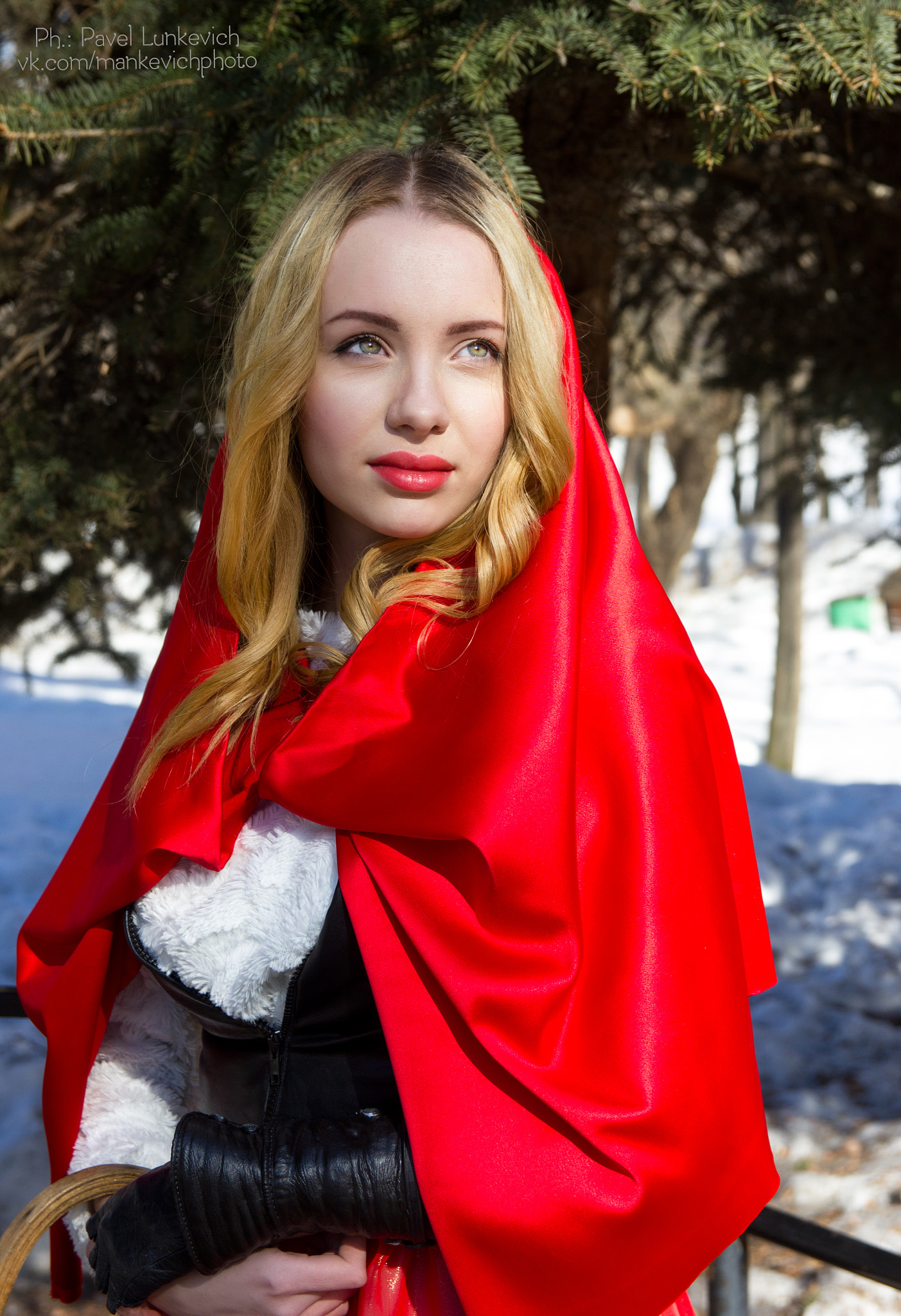 Canon EF-S 17-55mm F2.8 IS USM sample photo. Red hood photography