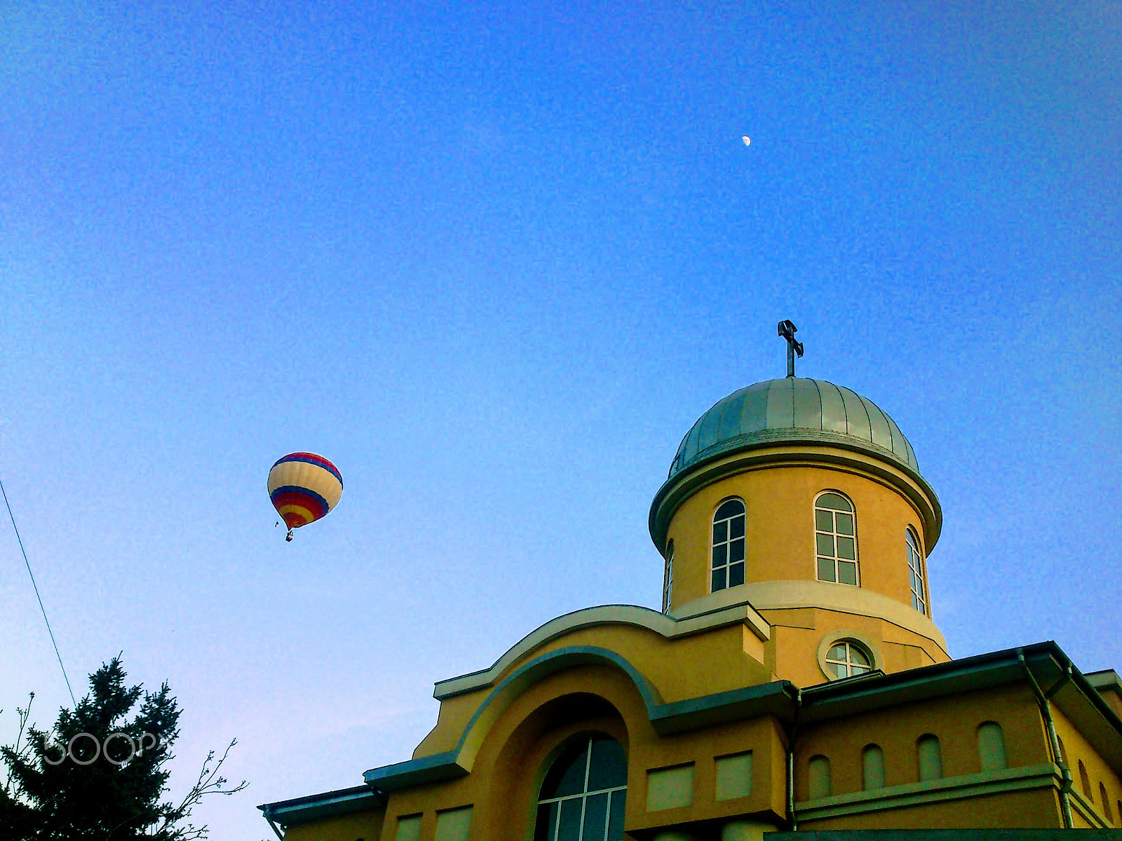 Sony Ericsson Live with Walkman sample photo. A balloon near the church photography
