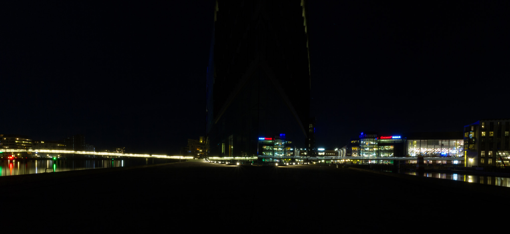 Canon EOS 550D (EOS Rebel T2i / EOS Kiss X4) sample photo. Reflections in the dark photography