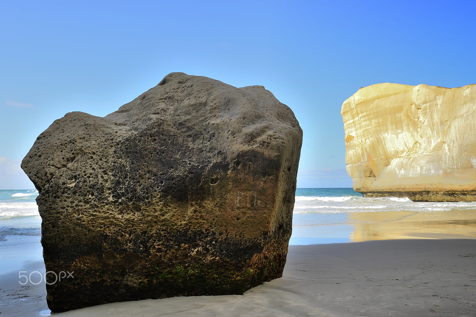 Nikon Df sample photo. A huge "muffin" rock at tunnel beach photography