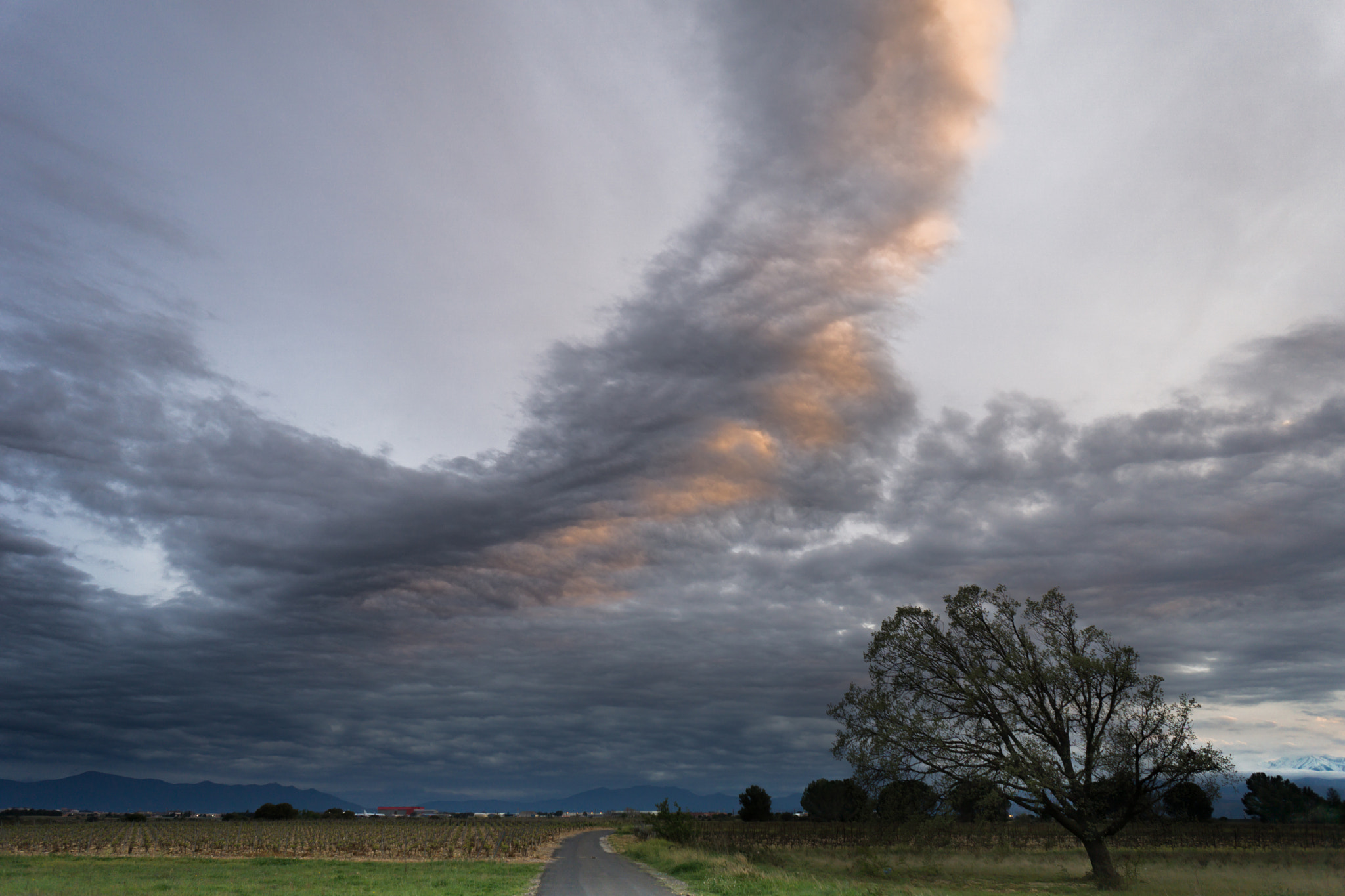 Sony a6000 + Sony E 16mm F2.8 sample photo. Sun beam hit clouds and makes an arc of circle. photography