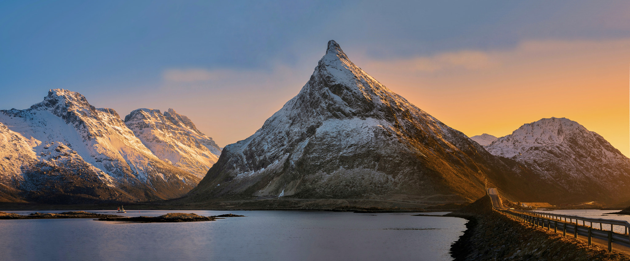 Olympus OM-D E-M5 II + Panasonic Lumix G X Vario 12-35mm F2.8 ASPH Power OIS sample photo. Golden lofoten photography