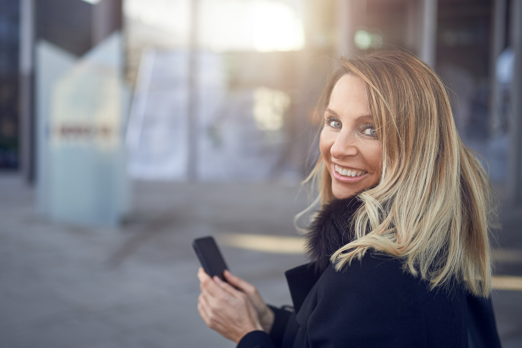 Sigma 35mm F1.4 DG HSM Art sample photo. Smiling attractive woman looking over her shoulder photography