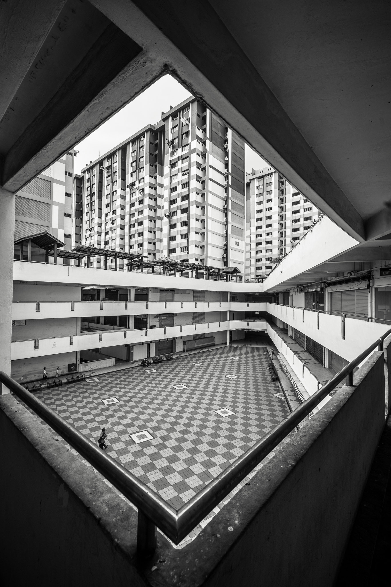 Sony a7 + Sony Vario-Tessar T* FE 16-35mm F4 ZA OSS sample photo. In a corner (black and white) photography