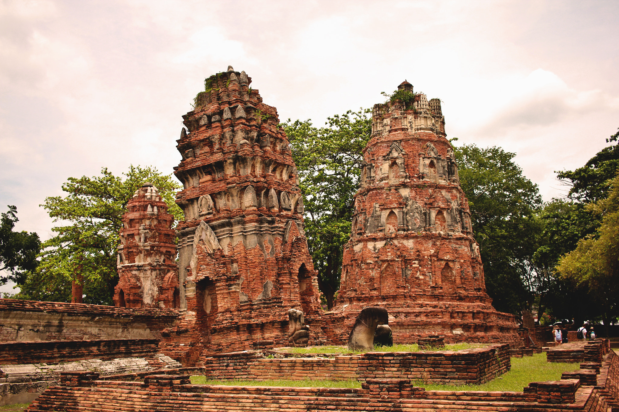 Canon EOS 550D (EOS Rebel T2i / EOS Kiss X4) + Canon EF-S 24mm F2.8 STM sample photo. Ayutthaya, thailand photography