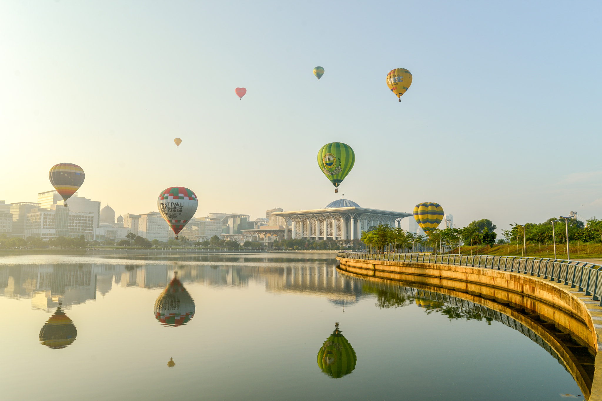 AF Zoom-Nikkor 28-80mm f/3.3-5.6G sample photo. Hot air balloon photography