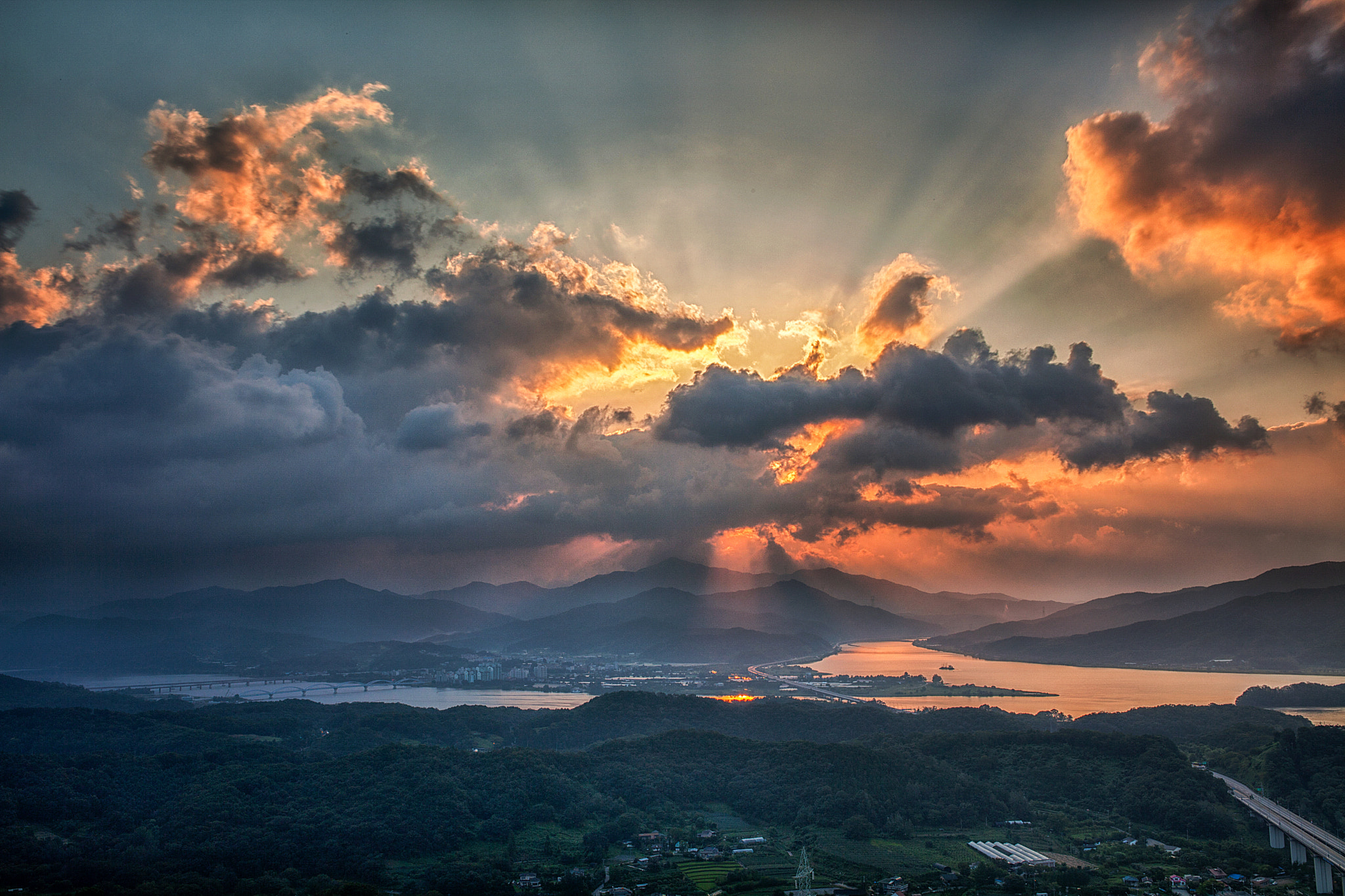 Sigma 35mm F1.4 DG HSM Art sample photo. The clouds and sunshine photography