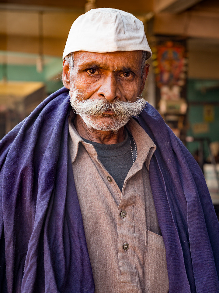 Summicron-M 1:2/50 sample photo. Man at the wholesale market photography