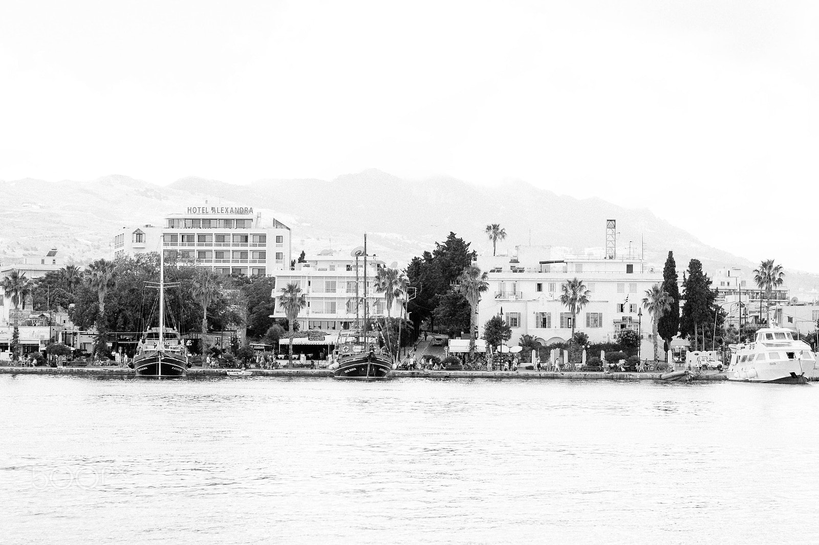 Canon EOS 1000D (EOS Digital Rebel XS / EOS Kiss F) + Canon EF 50mm F1.8 II sample photo. The ocean b/w 01 photography