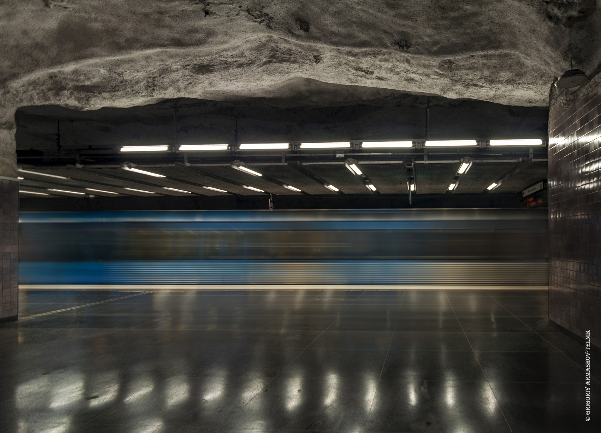 Tokina AT-X Pro 11-16mm F2.8 DX sample photo. Train photography