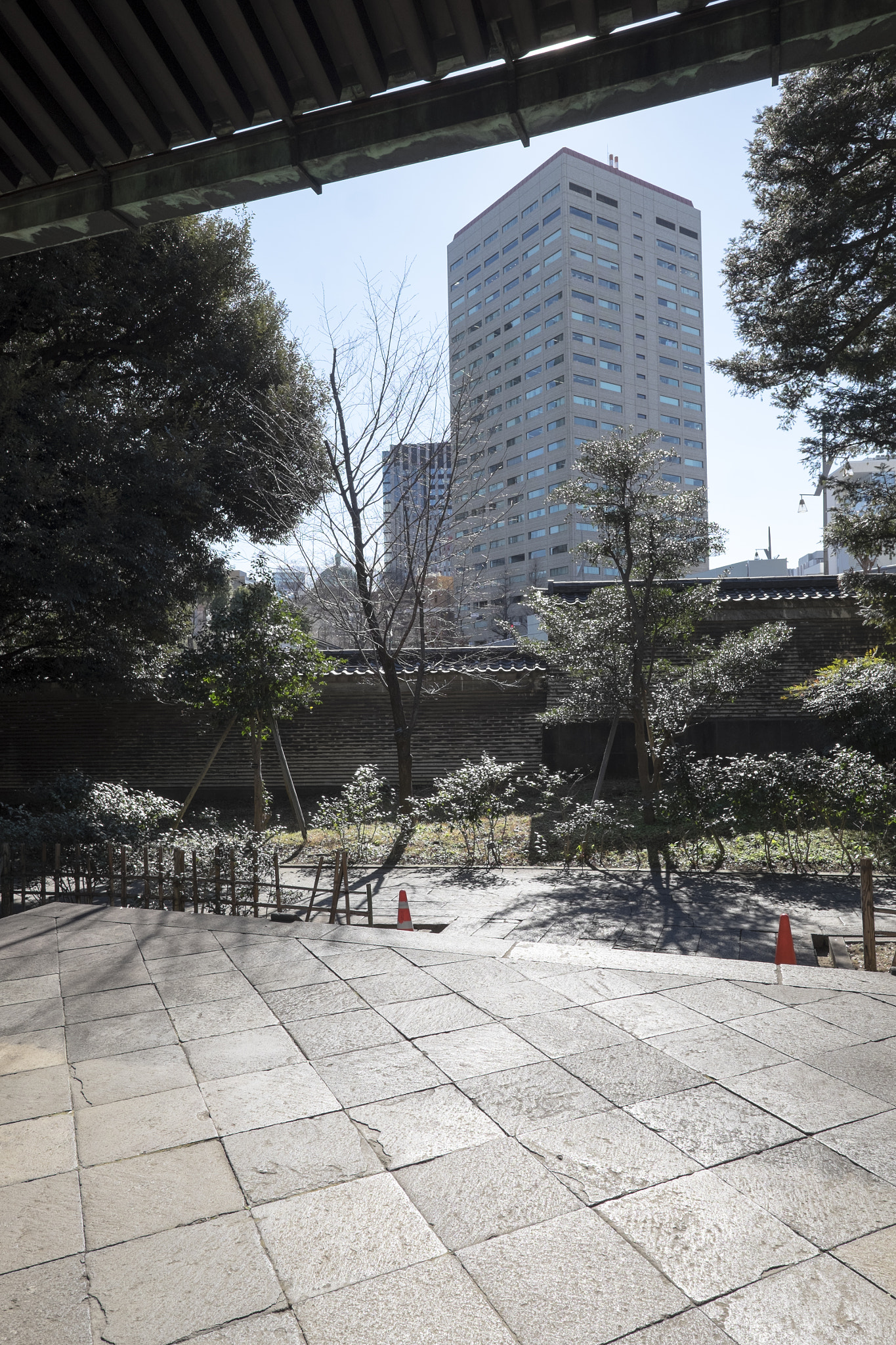 Fujifilm X-T1 sample photo. Tokyo.文京区湯島　湯島聖堂入徳門から photography