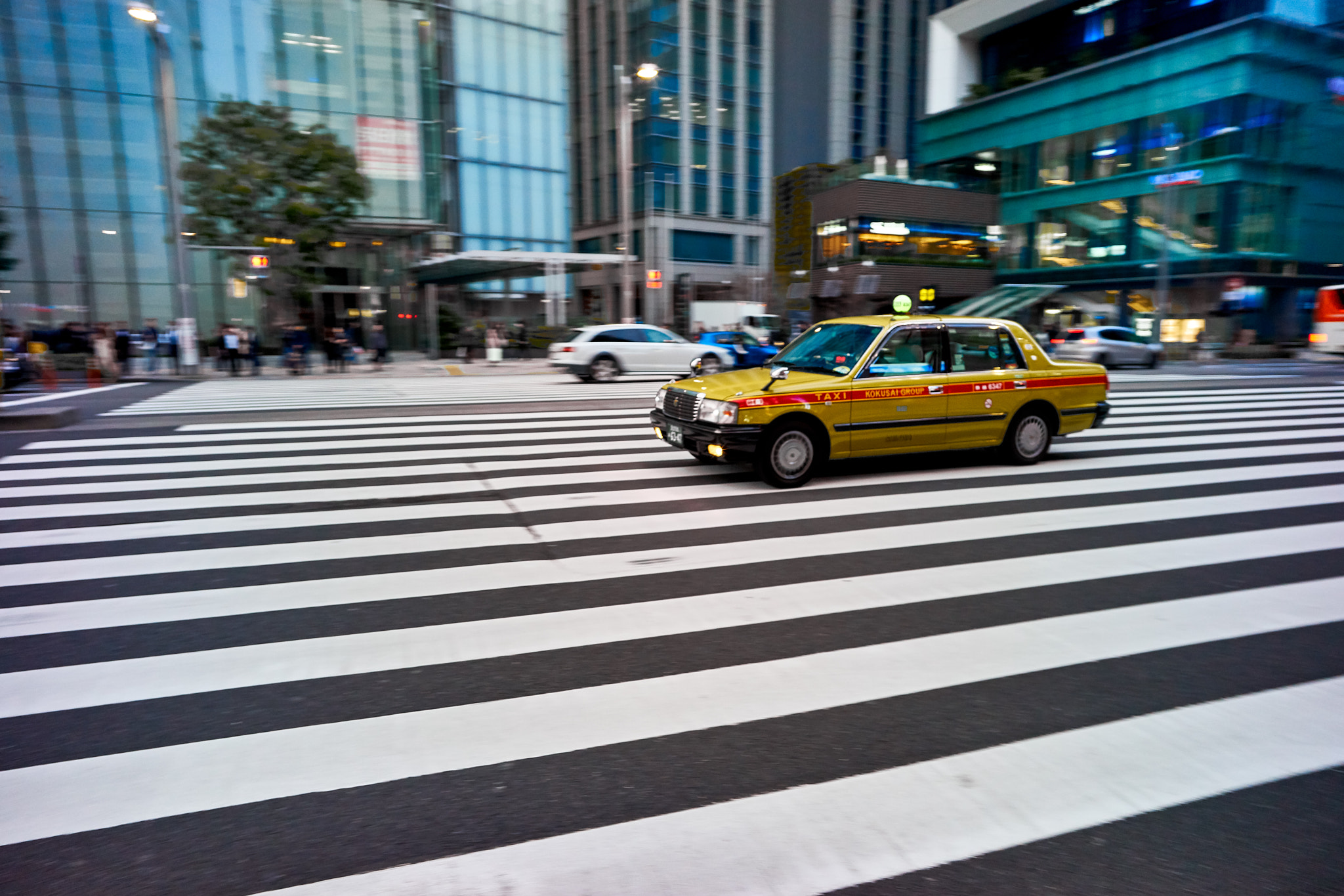 Voigtländer Color-Skopar 21mm f/4.0 P sample photo. Tokyo taxi photography