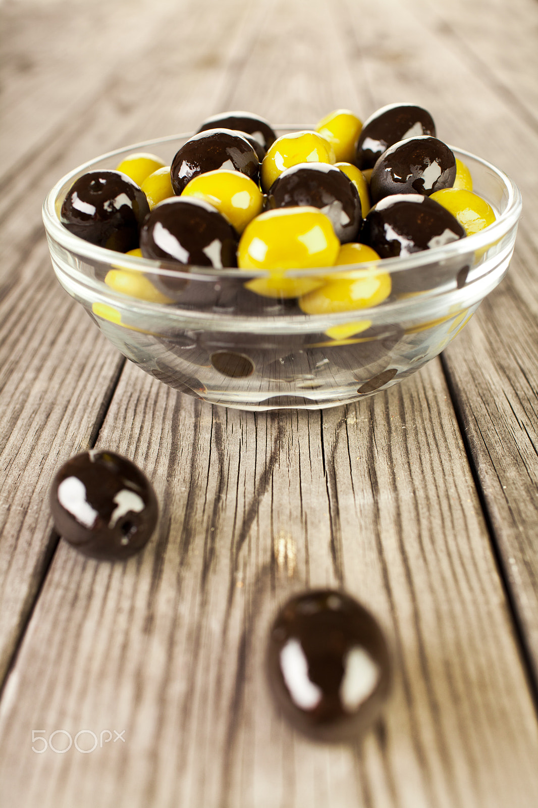 Canon EF 35mm F1.4L USM sample photo. Olives on a wooden table photography