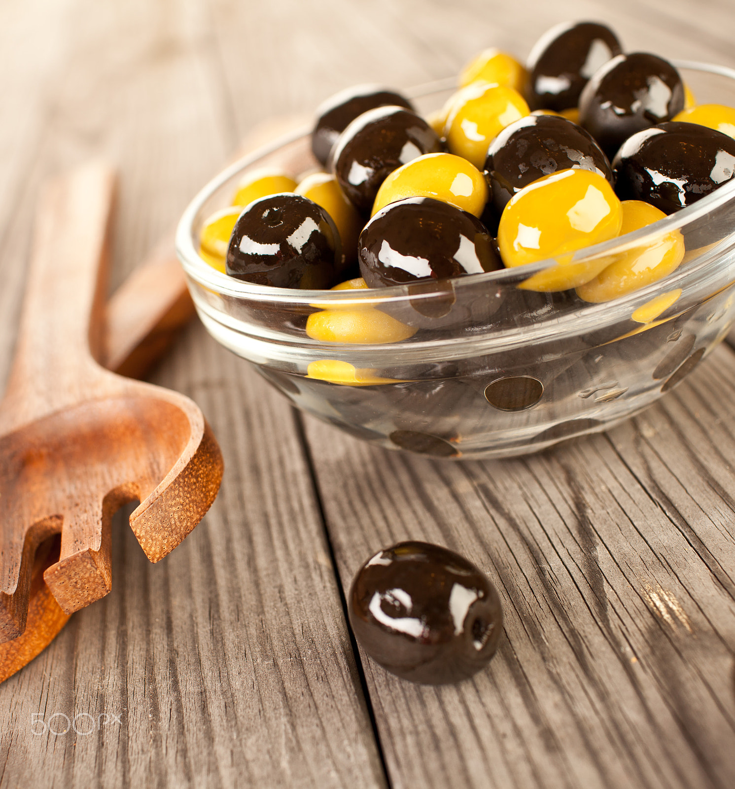 Canon EF 35mm F1.4L USM sample photo. Olives on a wooden table photography
