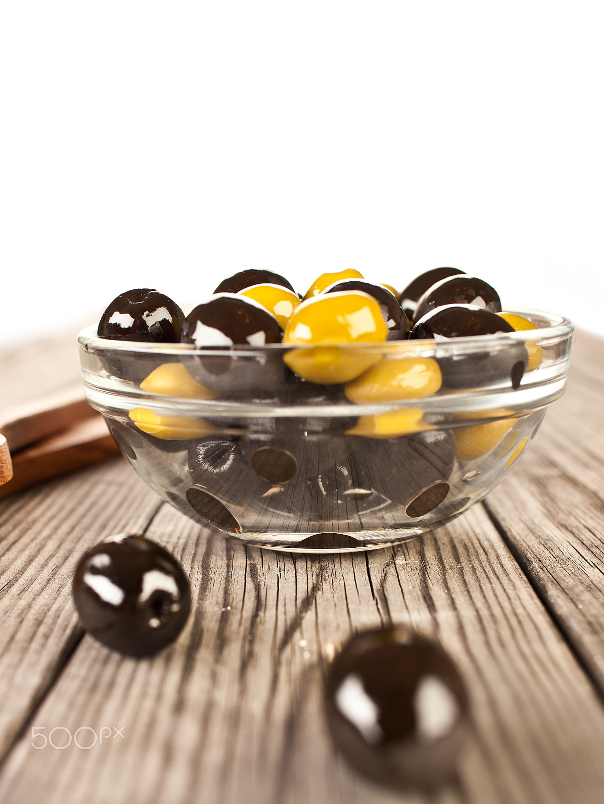 Canon EF 35mm F1.4L USM sample photo. Olives on a wooden table photography