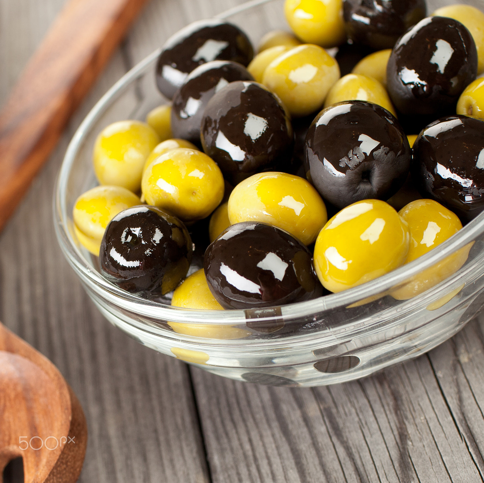 Canon EF 35mm F1.4L USM sample photo. Olives on a wooden table photography