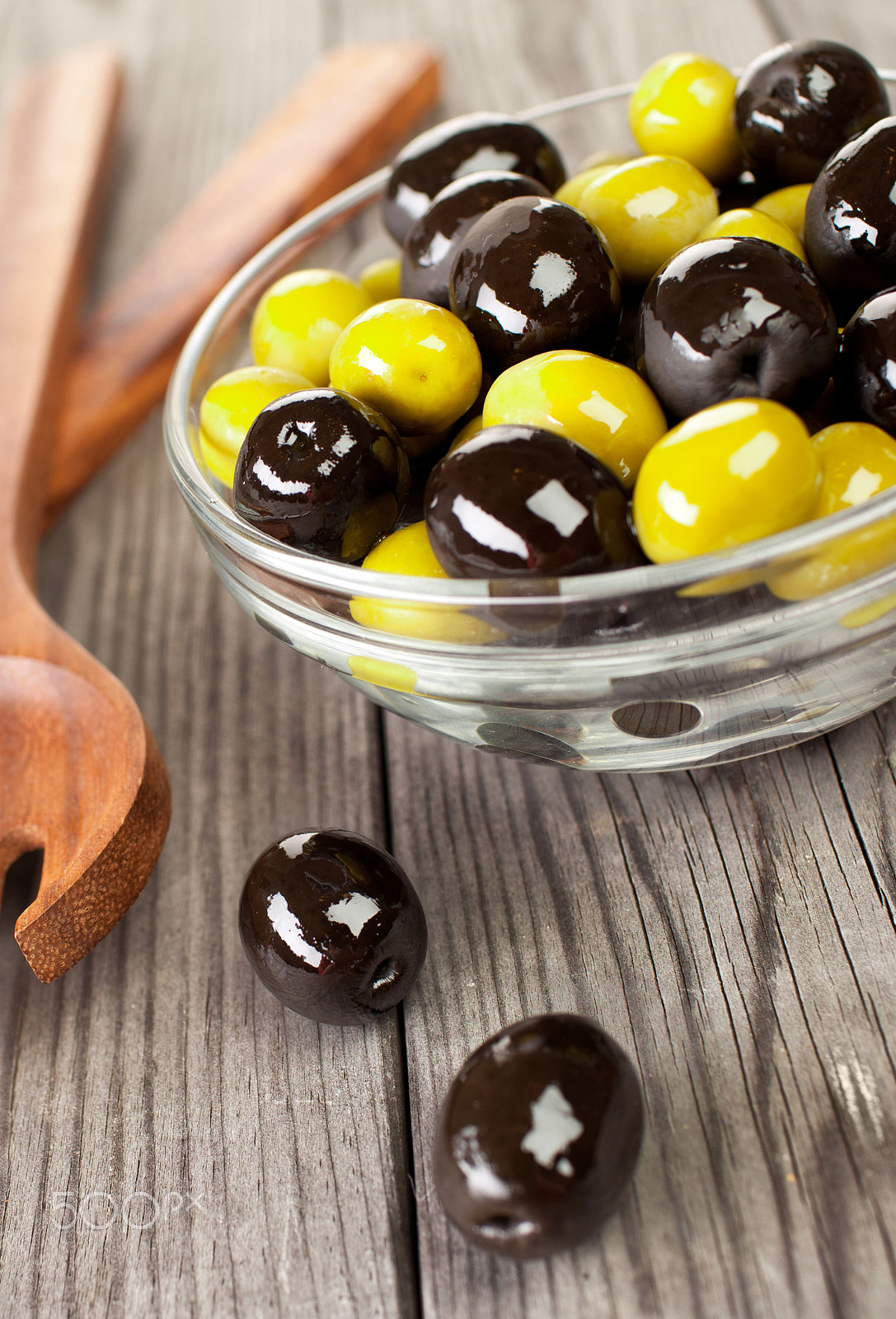 Canon EF 35mm F1.4L USM sample photo. Olives on a wooden table photography