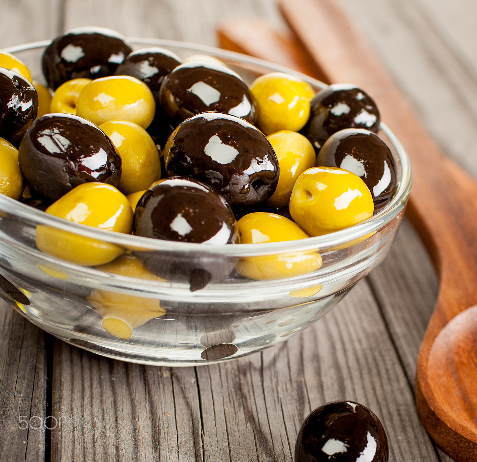 Canon EF 35mm F1.4L USM sample photo. Olives on a wooden table photography