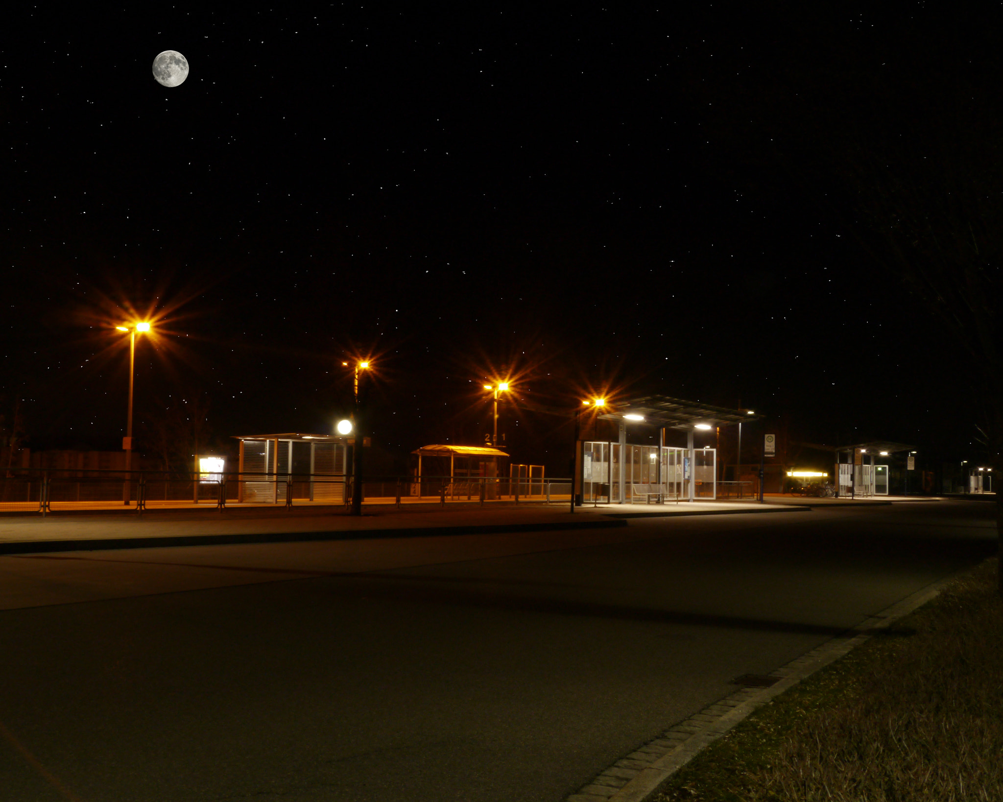 Panasonic Lumix DMC-G3 sample photo. Train und bus stop in germany by night photography