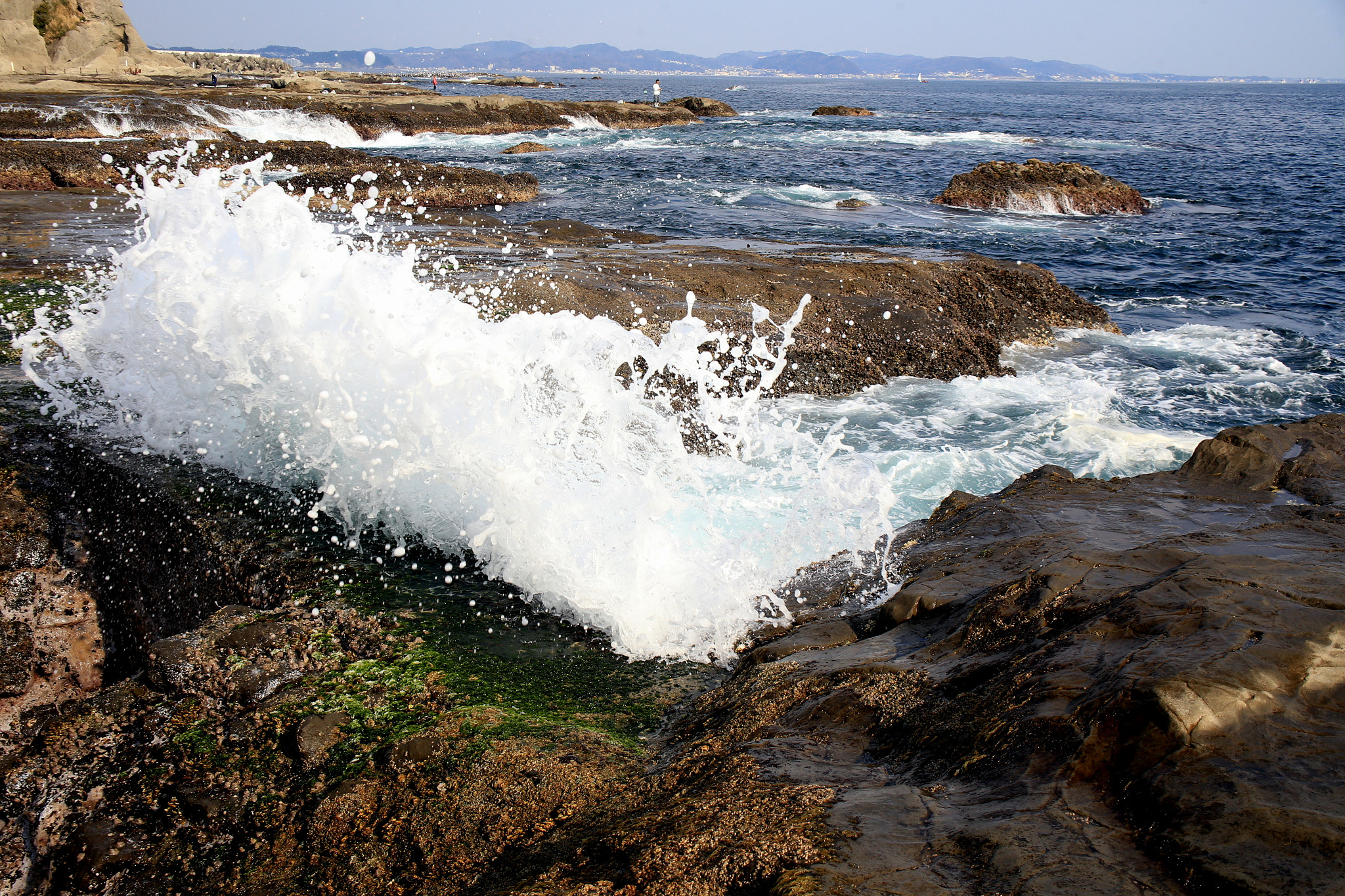 Canon EF 28-105mm f/3.5-4.5 USM sample photo. Waves crash on the rocks photography