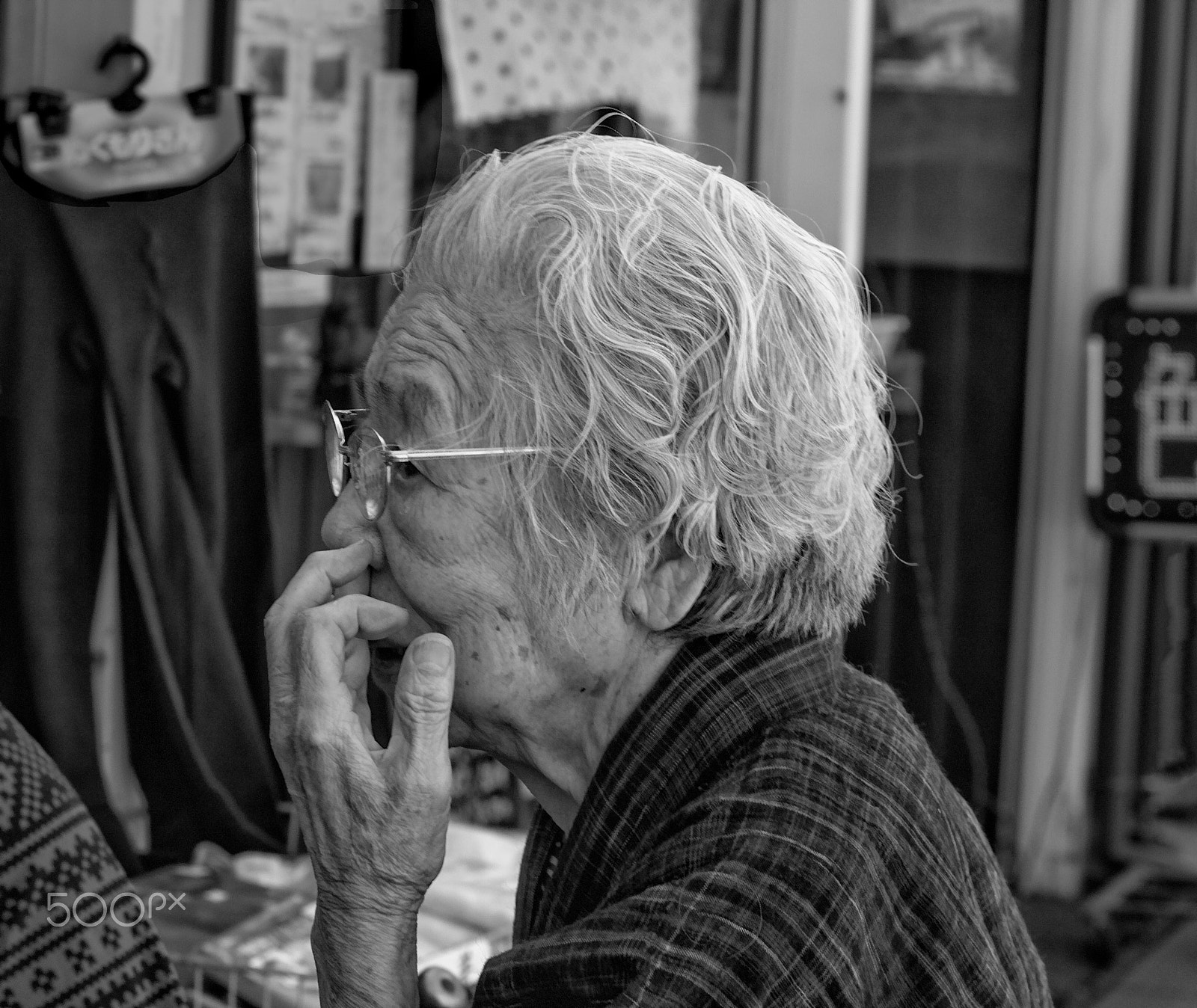 Canon EF-S 55-250mm F4-5.6 IS sample photo. Old lady photography