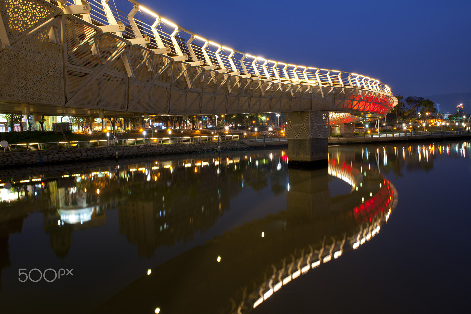 Nikon D3X sample photo. 藍,河川,天空,晴,城市 photography