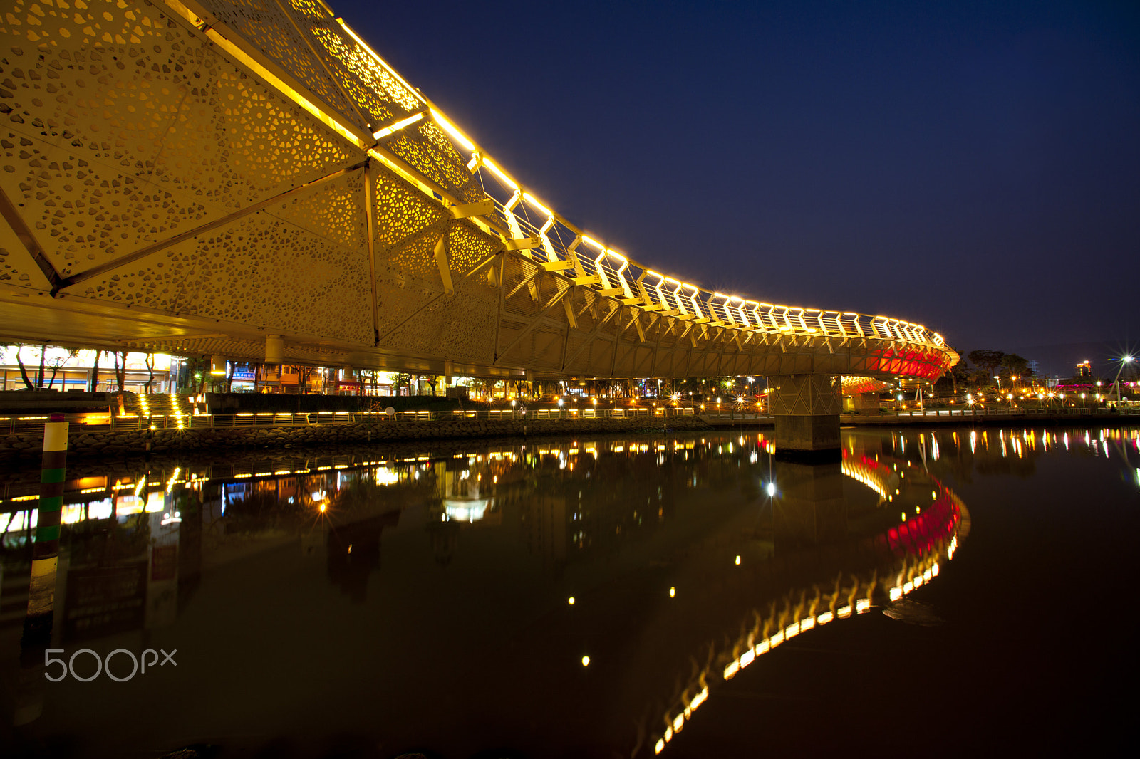 Nikon D3X sample photo. 藍,河川,天空,晴,城市 photography