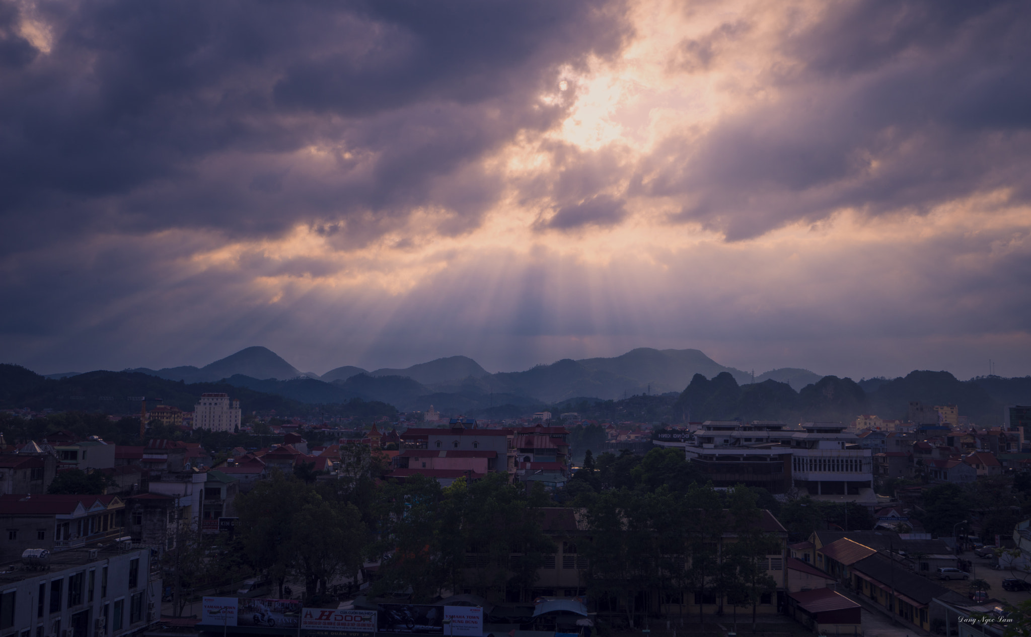 Sony a7R + Sony Vario-Tessar T* FE 16-35mm F4 ZA OSS sample photo. Cơn giông chiều nay... photography