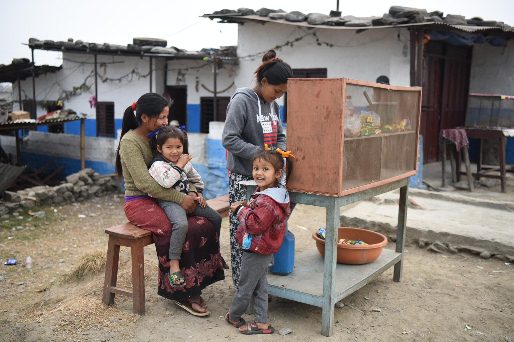 Nikon D810 sample photo. 尼泊尔乡村，家门口的小摊贩，孩子们看到这些外国游客，很好奇..... photography