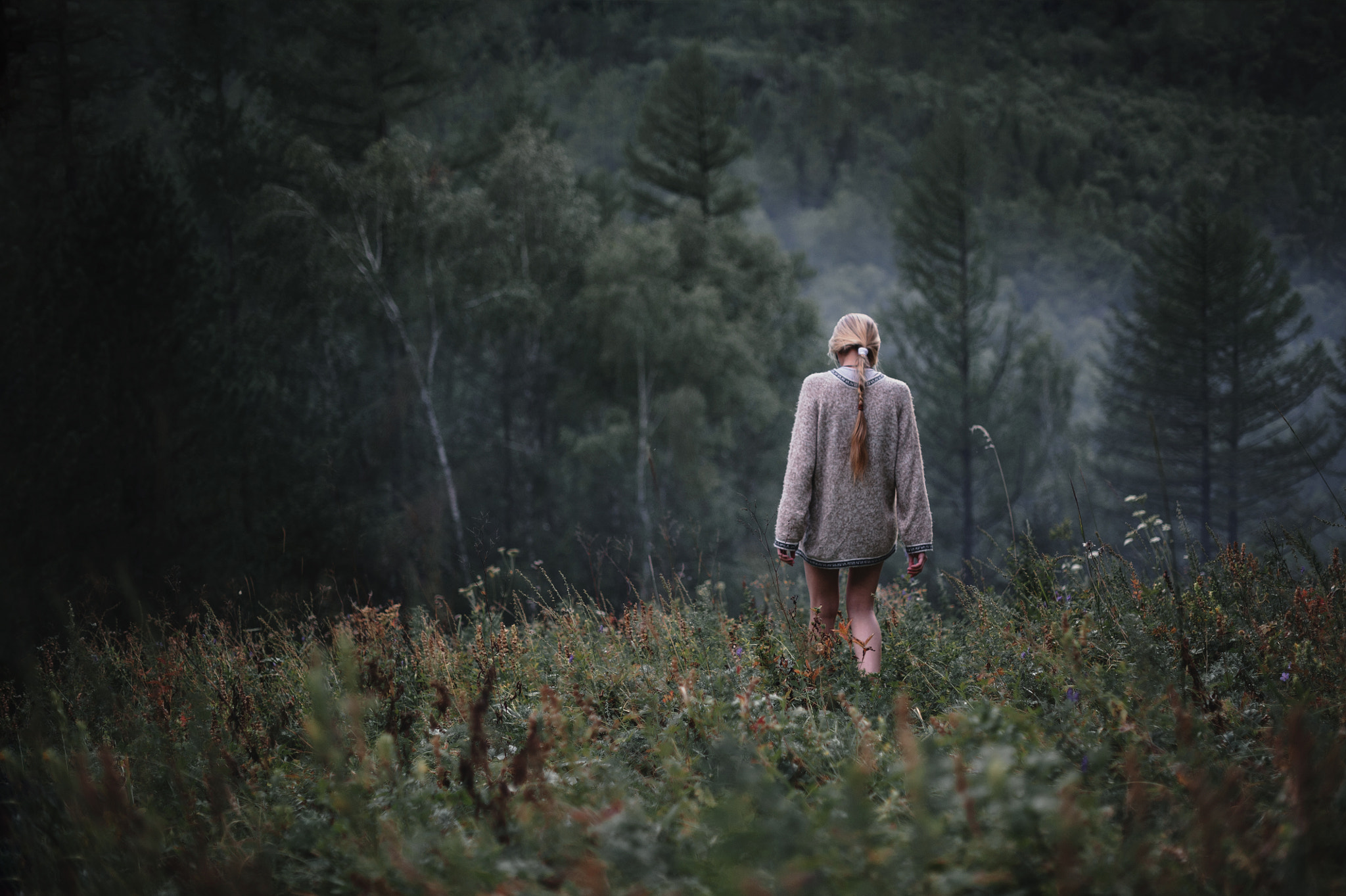 Nikon D700 + Nikon AF-S Nikkor 50mm F1.4G sample photo. Girl on the hill photography