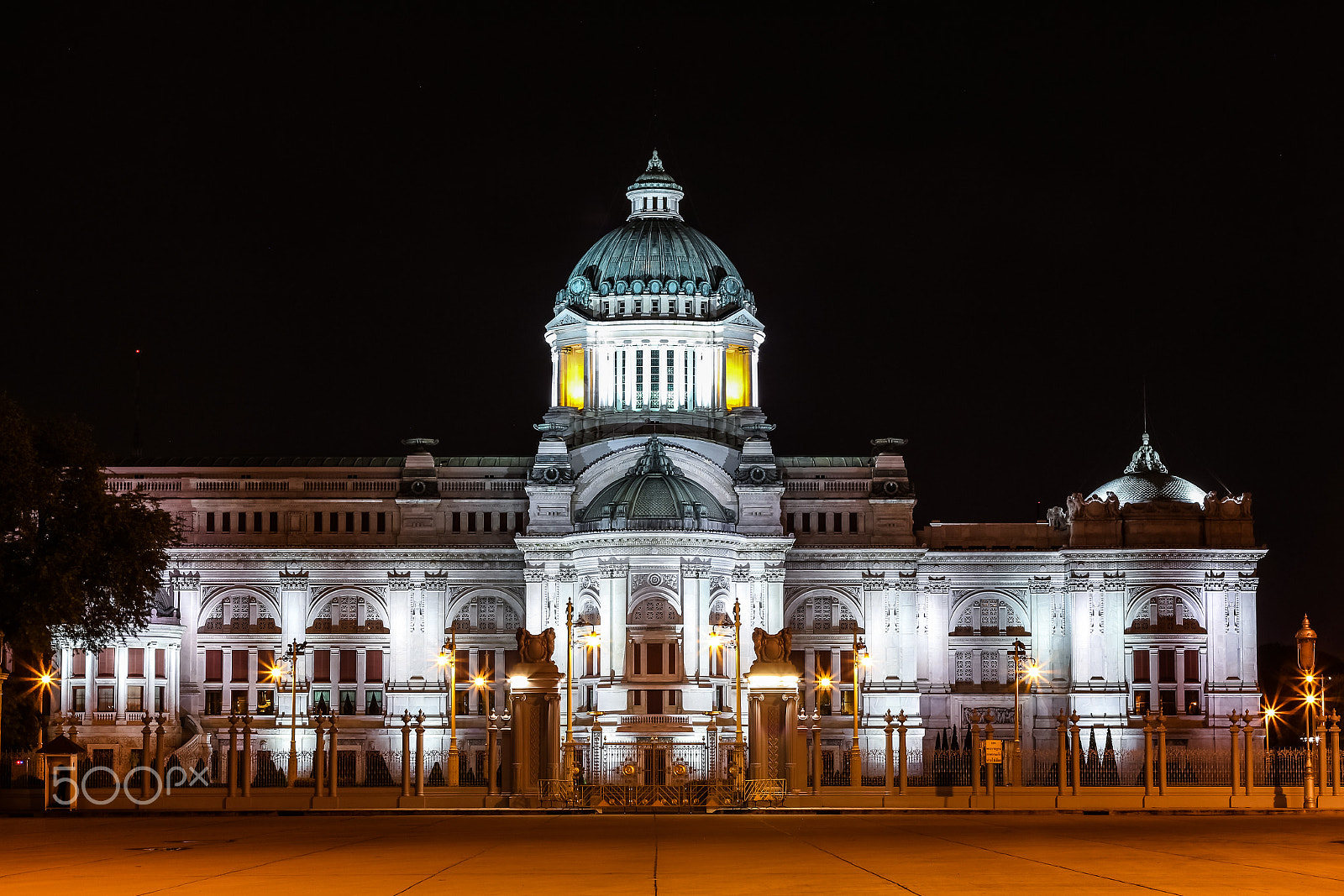 Canon EOS 700D (EOS Rebel T5i / EOS Kiss X7i) + Canon EF 50mm F1.8 II sample photo. The ananta samakhom throne hall (phra thinang anantasamakhom) in thai royal dusit palace in the... photography