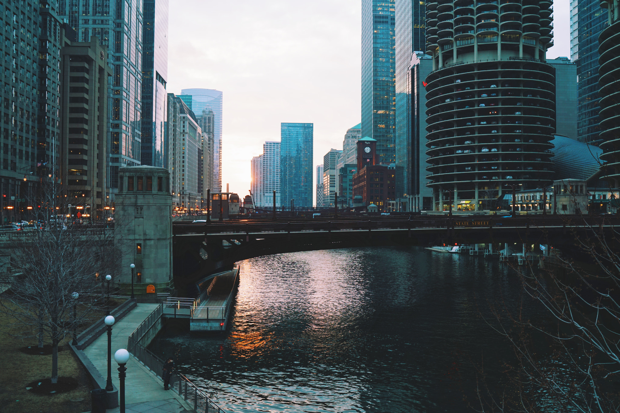Sony a7R II + Sony Distagon T* FE 35mm F1.4 ZA sample photo. Sunset in chicago photography