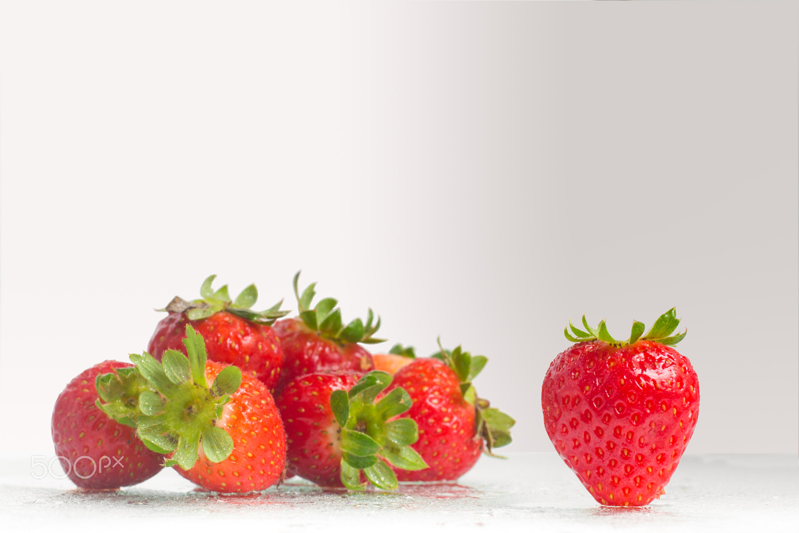 Canon EOS 700D (EOS Rebel T5i / EOS Kiss X7i) + Sigma 50mm f/2.8 EX sample photo. Fresh red strawberries photography