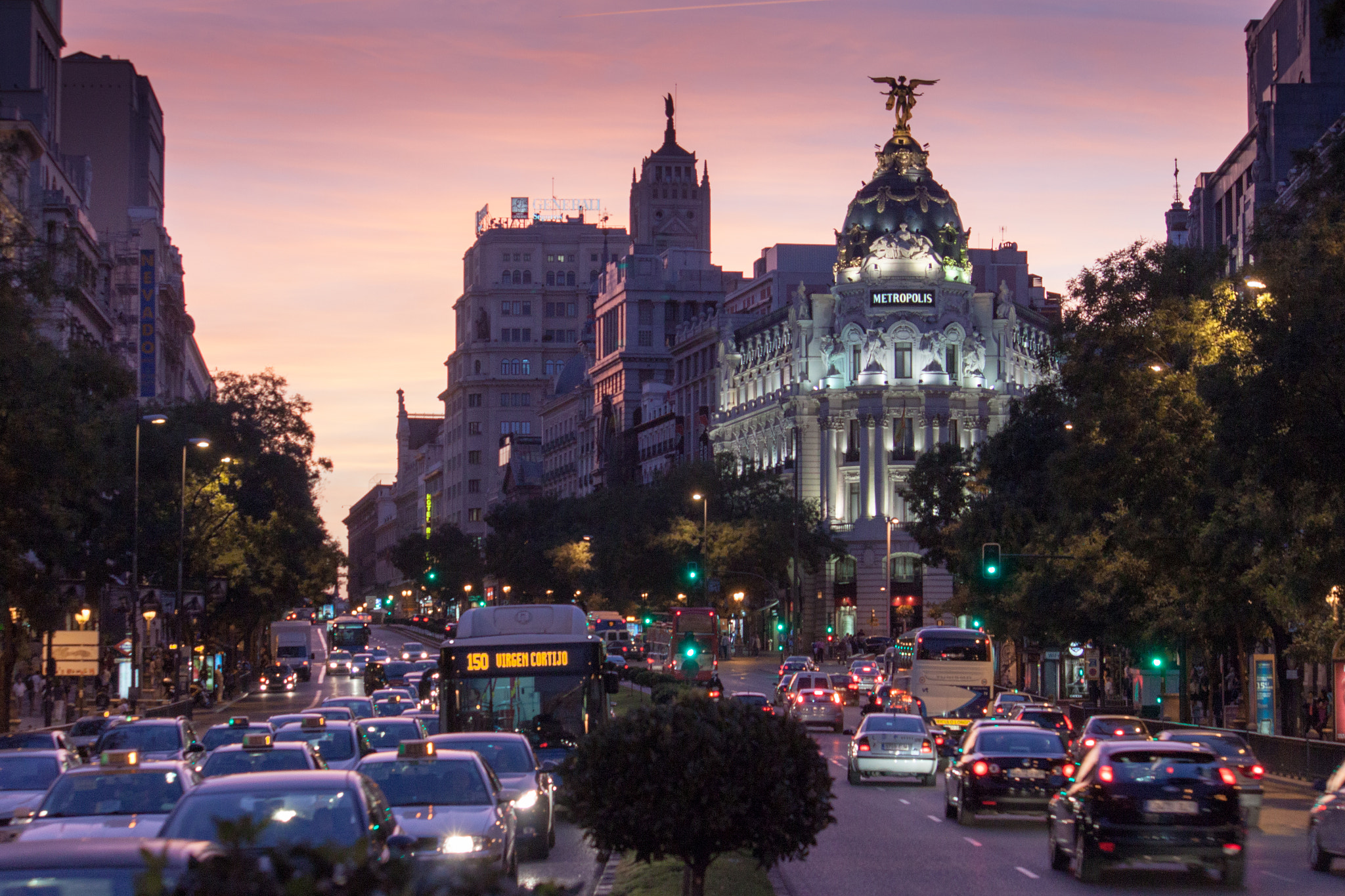 Canon EF-S 55-250mm F4-5.6 IS sample photo. Madrid night photography