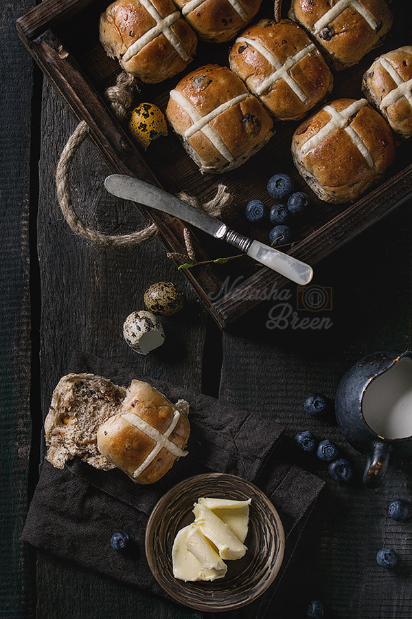 Canon EOS 700D (EOS Rebel T5i / EOS Kiss X7i) + Canon EF 70-200mm F4L IS USM sample photo. Hot cross buns photography