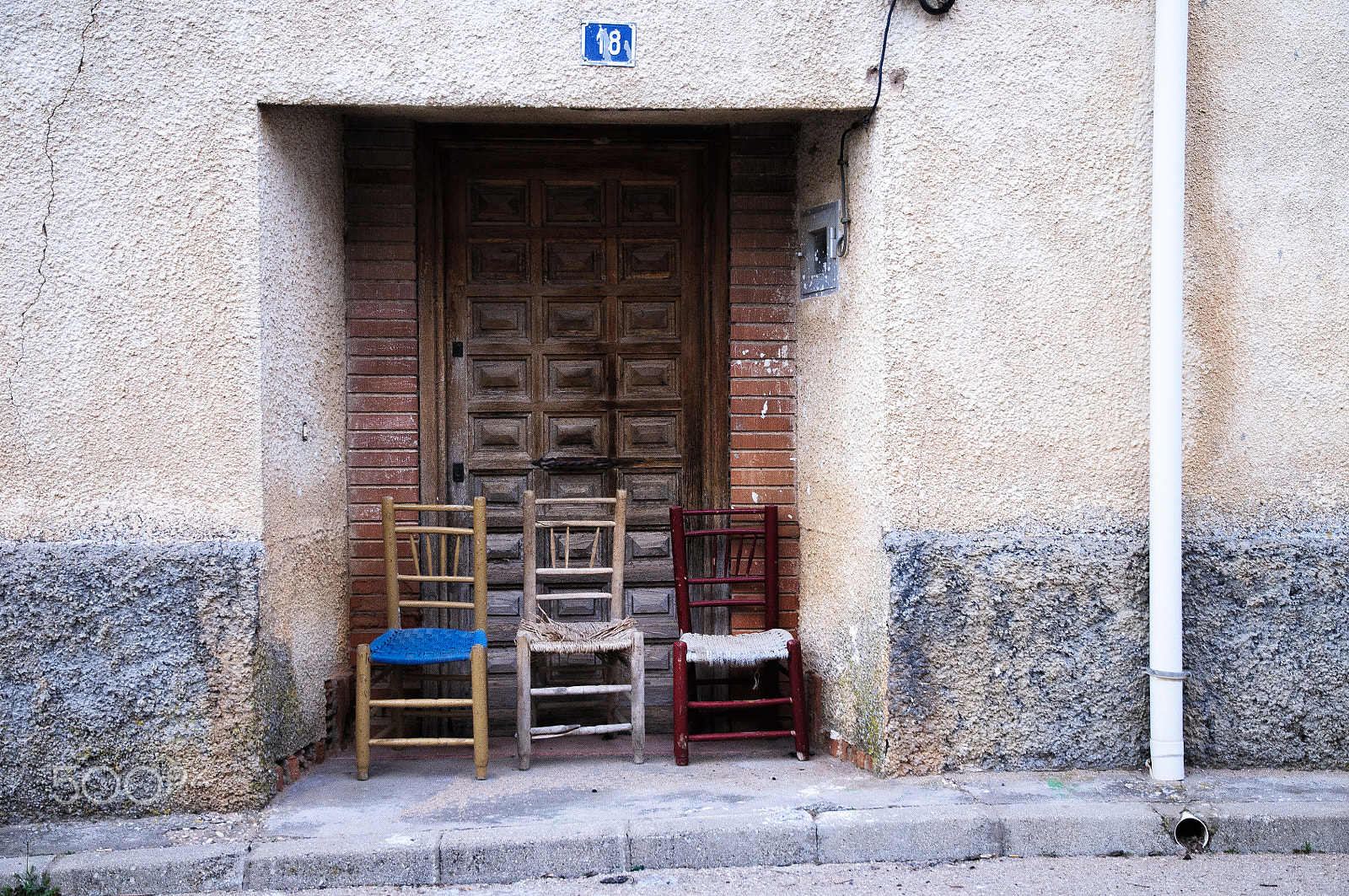 Nikon D300 sample photo. 3 rustic chairs at the front door of the street. photography