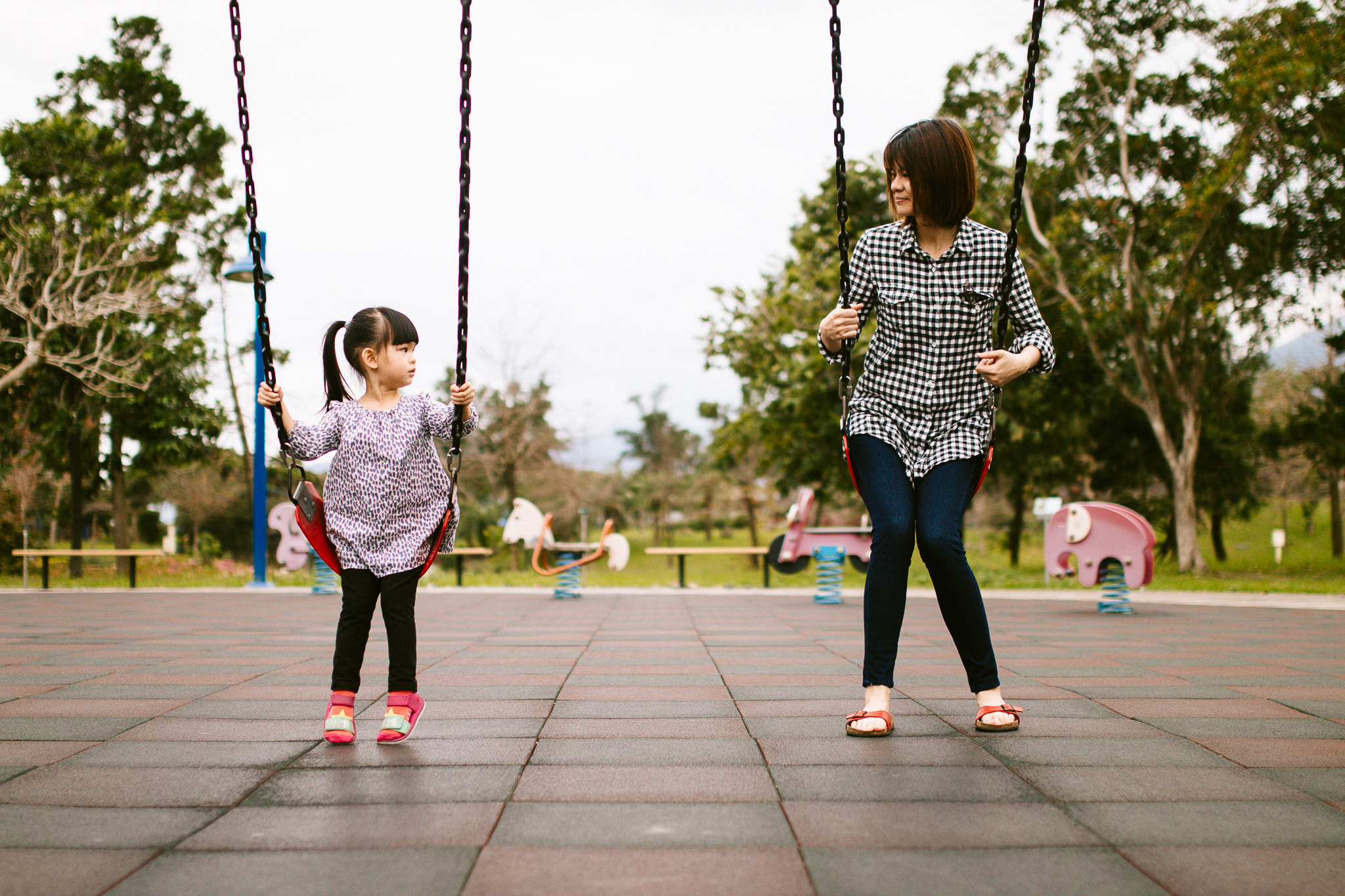 Canon EOS 70D sample photo. 鞦韆上的母女 photography