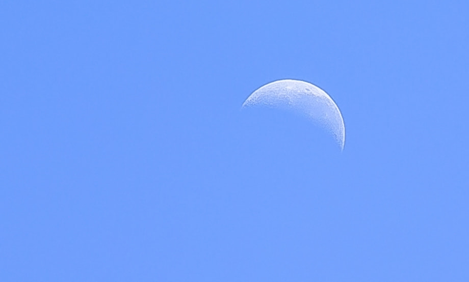 EF75-300mm f/4-5.6 sample photo. A lua photography