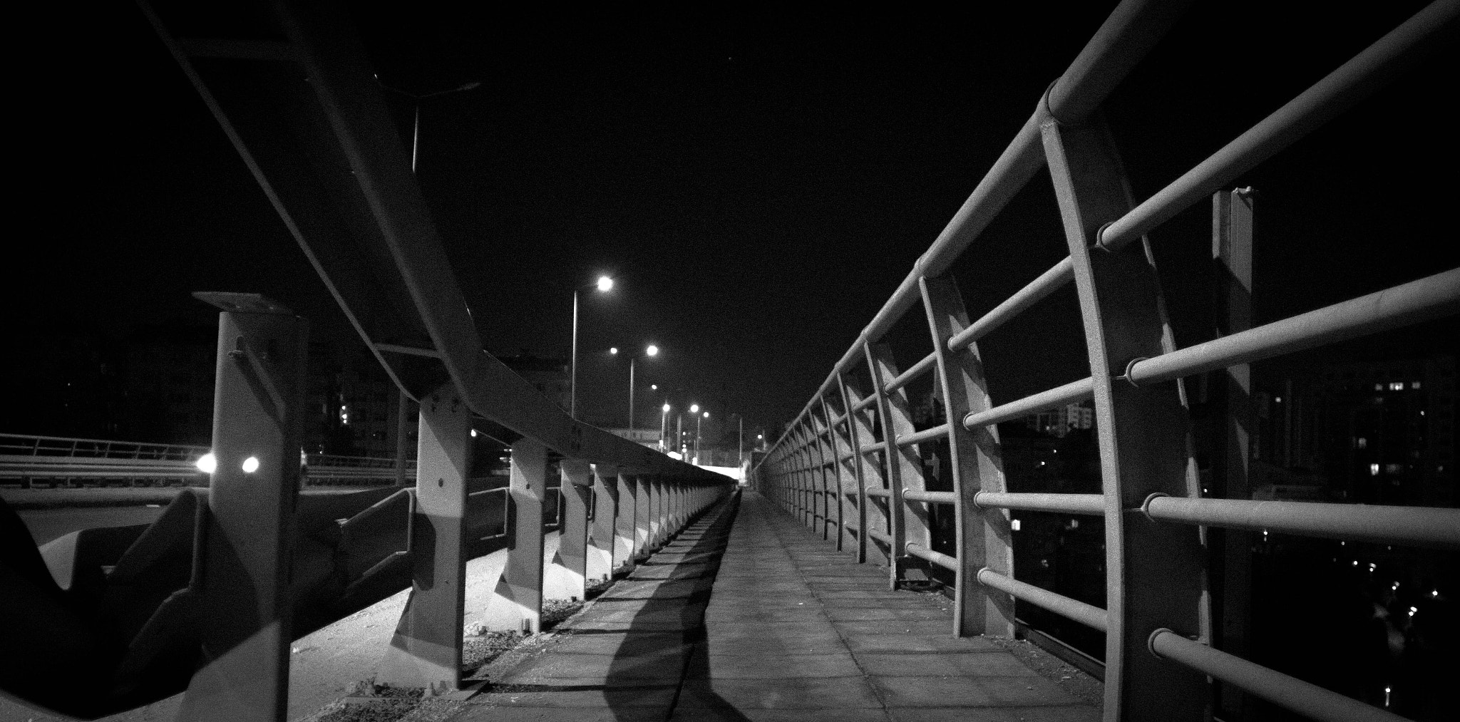 Canon EOS 7D + Canon EF 20mm F2.8 USM sample photo. Street nights photography