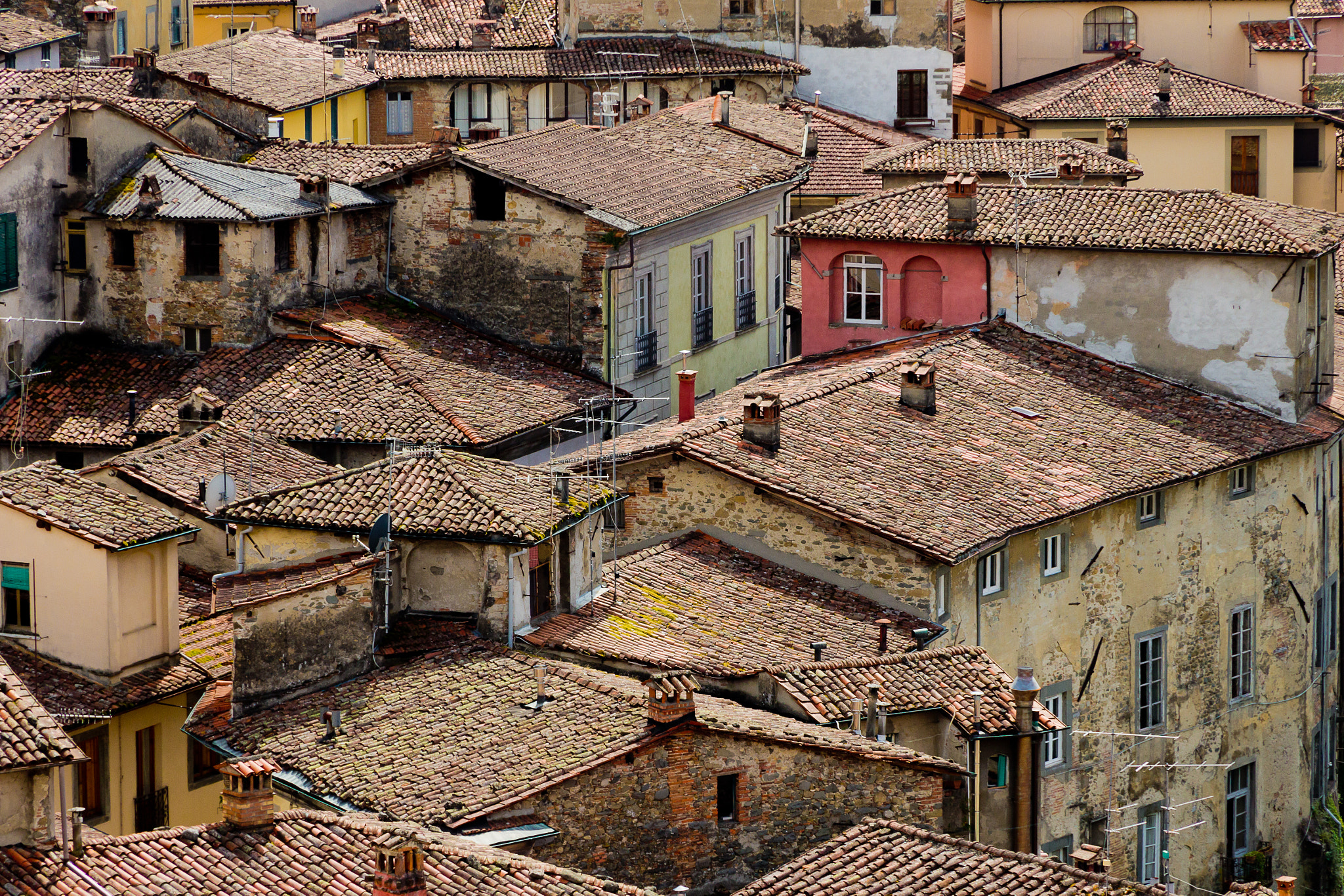 Canon EOS 60D sample photo. Tuscany barga rooftops photography