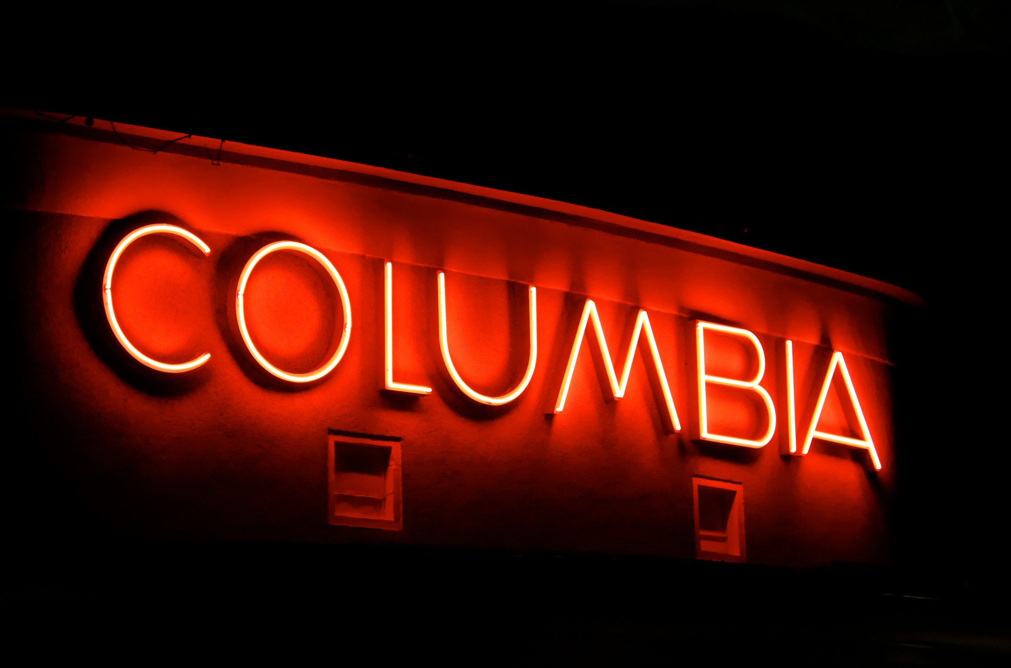 Canon EF 28-135mm F3.5-5.6 IS USM sample photo. Blonde redhead @ columbia theater photography