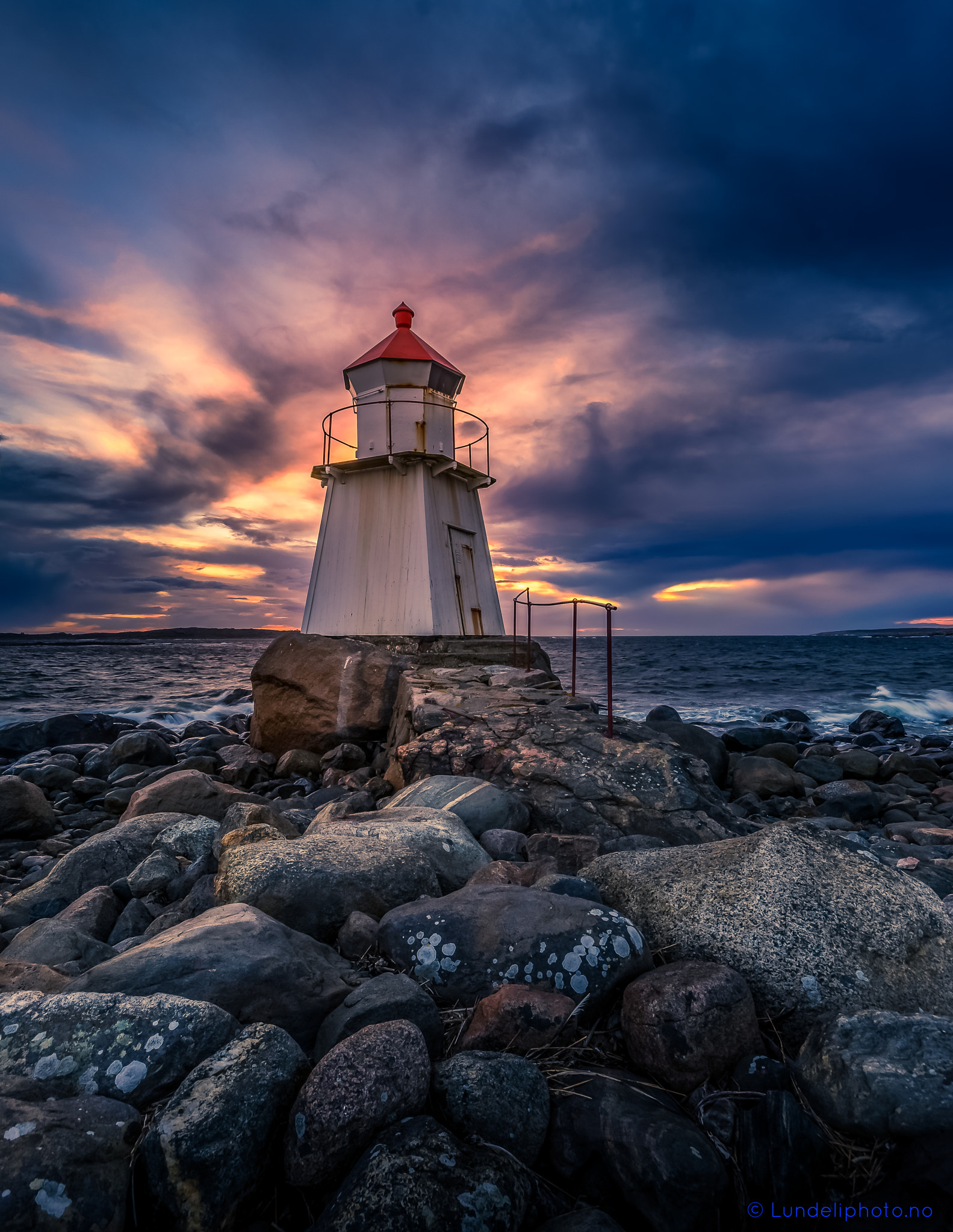 Sigma 10-20mm F4-5.6 EX DC HSM sample photo. Lighthouse...the remix photography