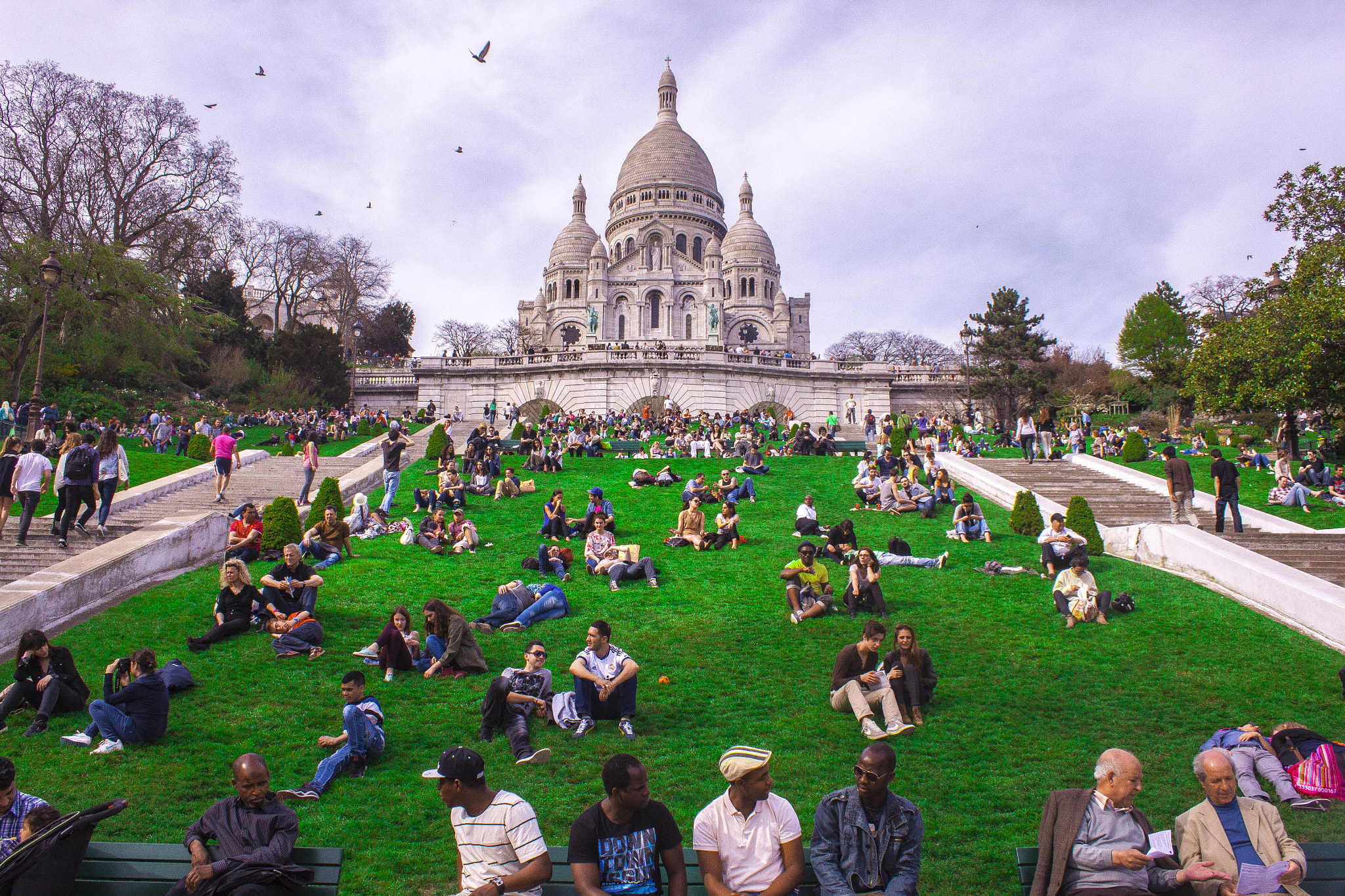 Canon EOS 500D (EOS Rebel T1i / EOS Kiss X3) sample photo. People on sacre coeur photography
