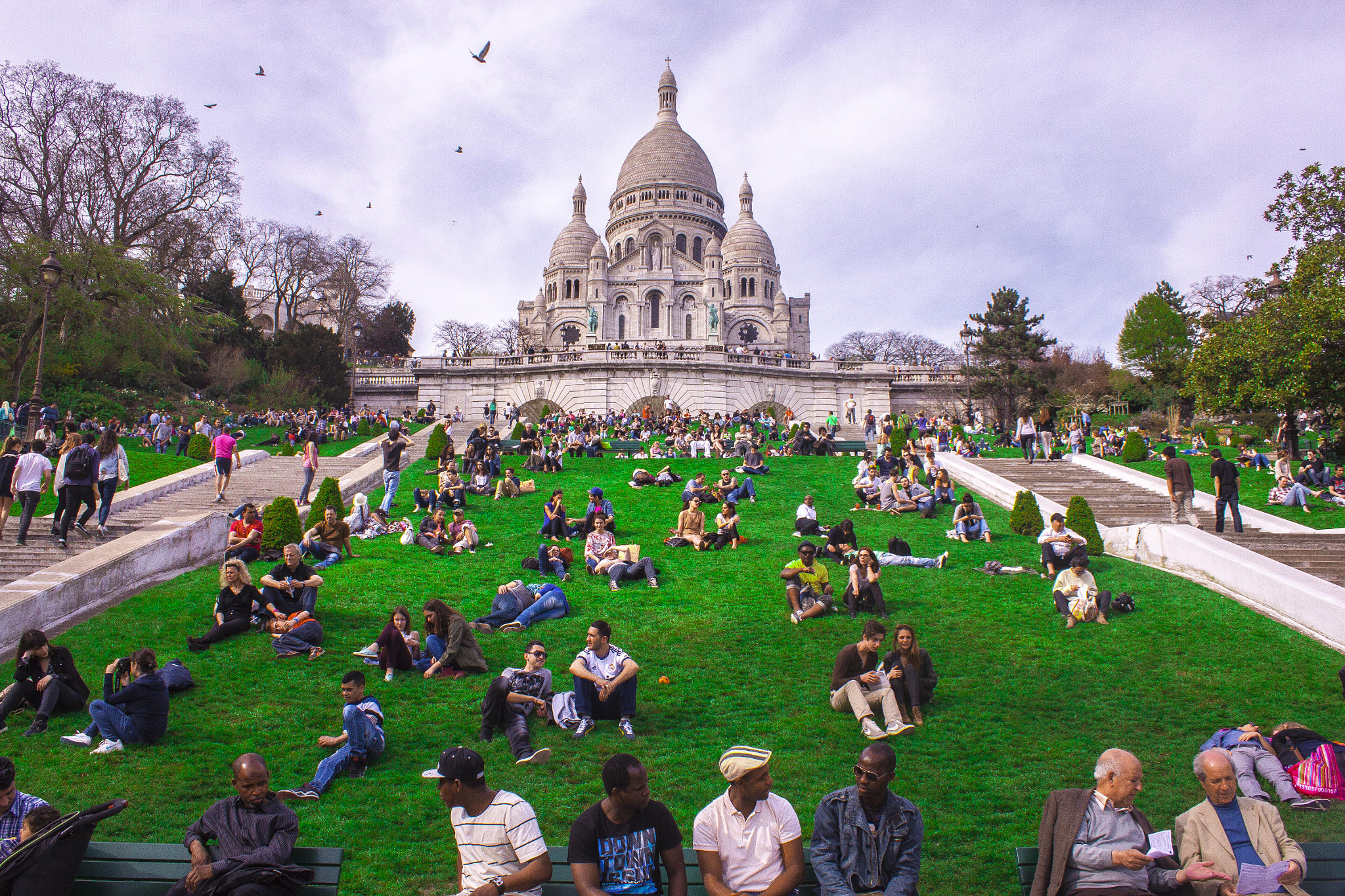 Canon EF-S 18-55mm F3.5-5.6 IS sample photo. People on sacre coeur photography