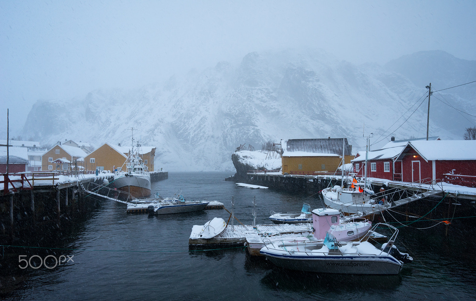 Sony a7R + Sony Vario-Tessar T* FE 16-35mm F4 ZA OSS sample photo. Real live on the lofoten photography